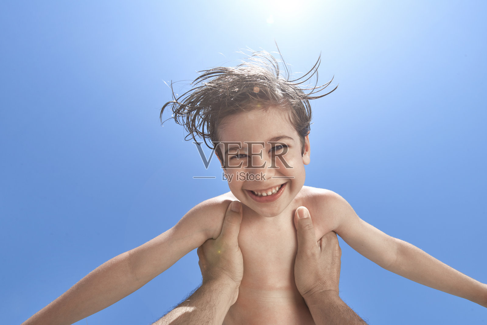 可爱的小男孩对着镜头微笑。照片摄影图片