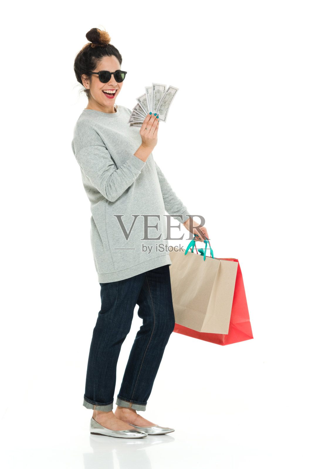 拿着钱微笑的女性照片摄影图片