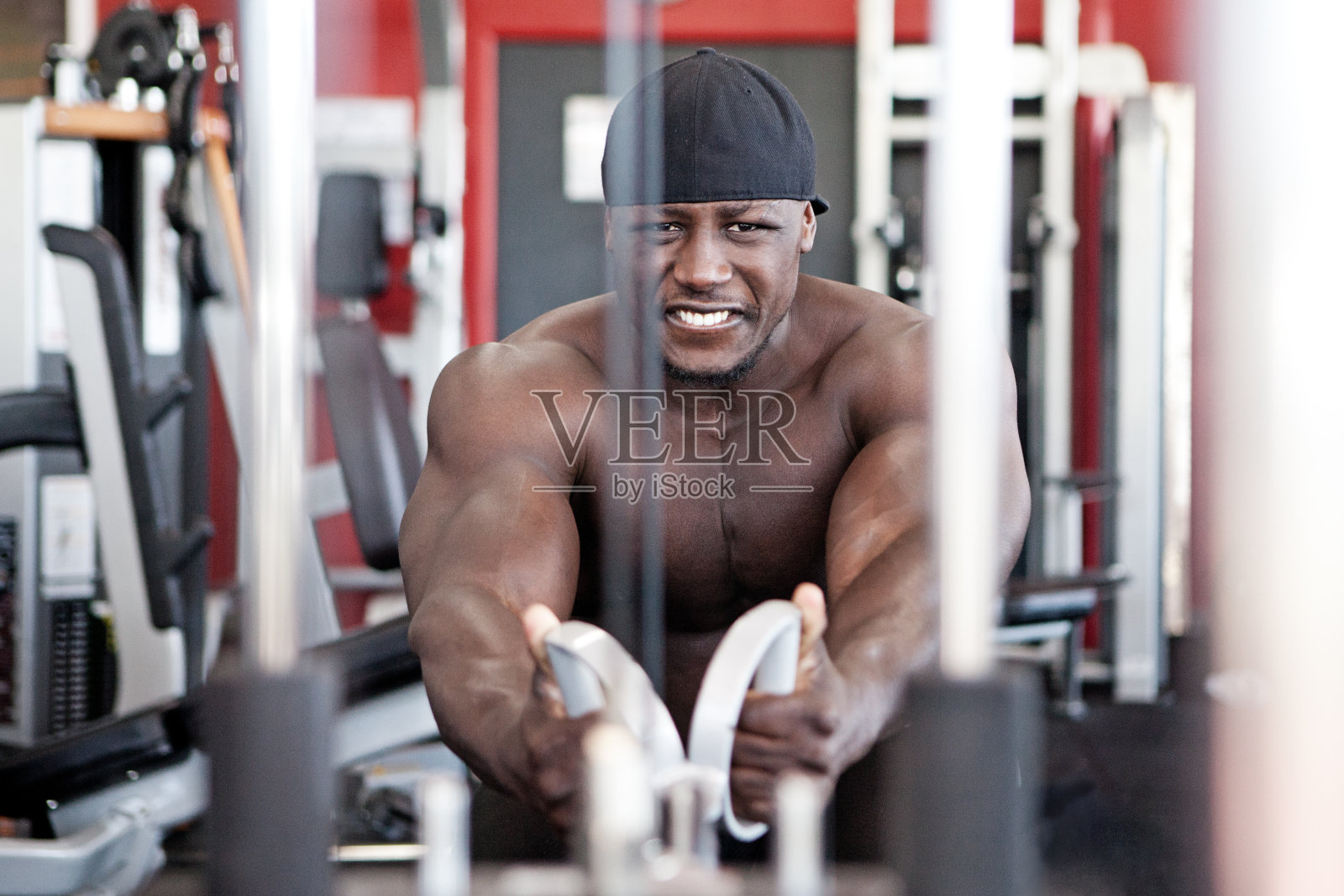 黑人运动员在健身房锻炼照片摄影图片