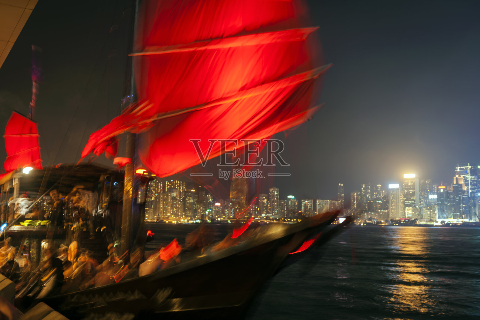 红帆船和中国香港岛照片摄影图片