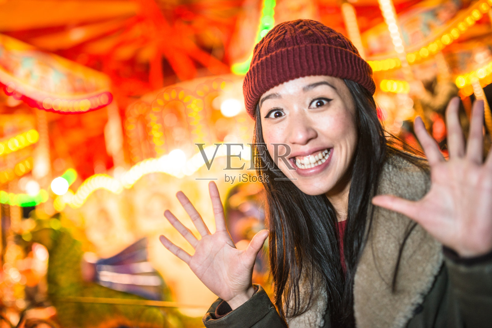 中国女人在旋转木马前快乐照片摄影图片