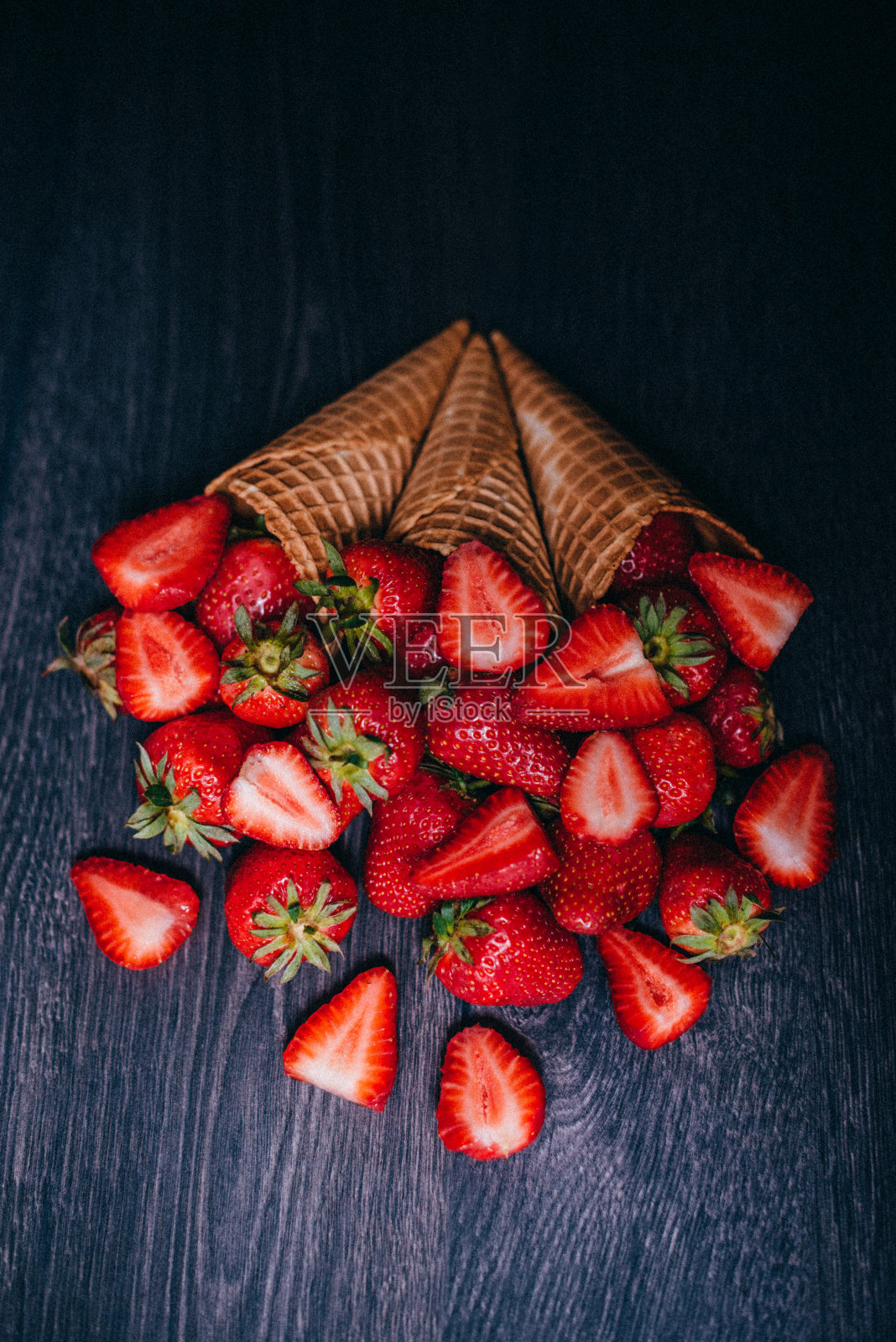 健康的饮食理念和与新鲜草莓的饮食照片摄影图片
