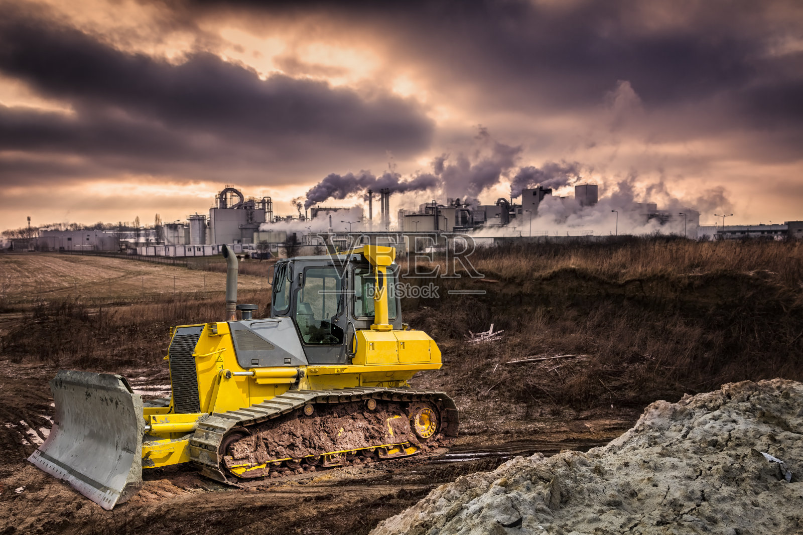 在工业区的黄土搬运工照片摄影图片