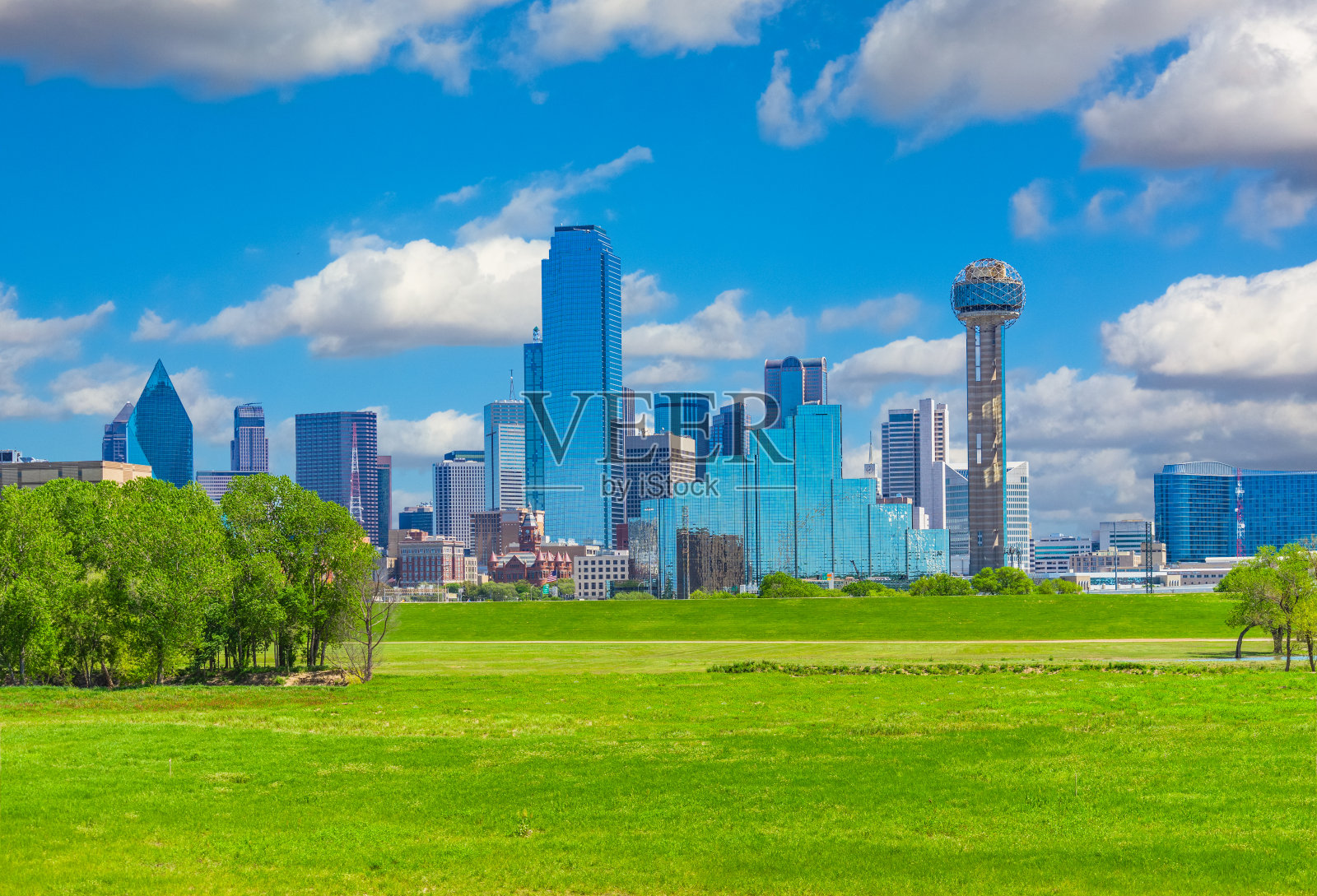 达拉斯的城市天际线与春天的树叶,德克萨斯州(P)照片摄影图片