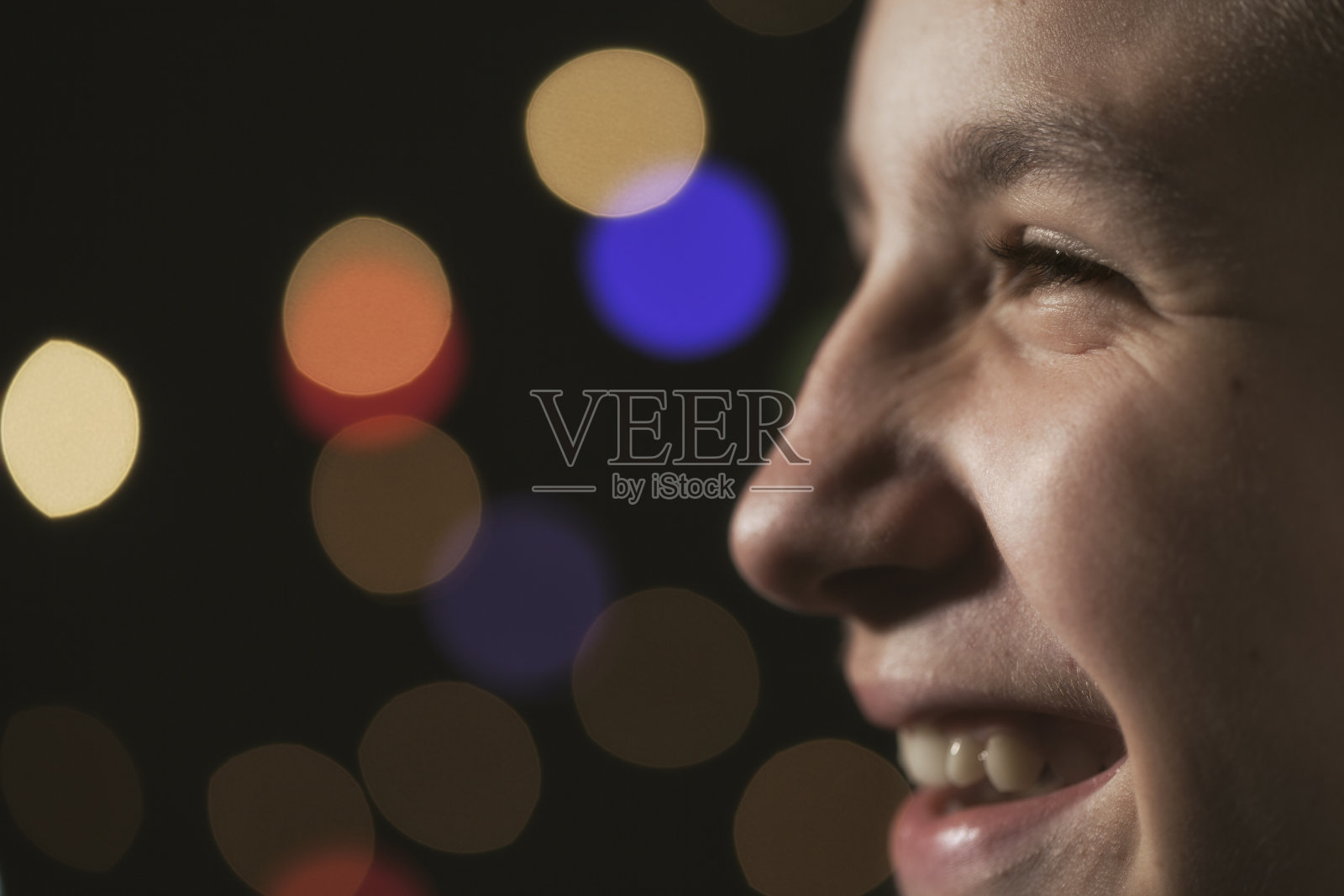 圣诞彩灯前的少年照片摄影图片