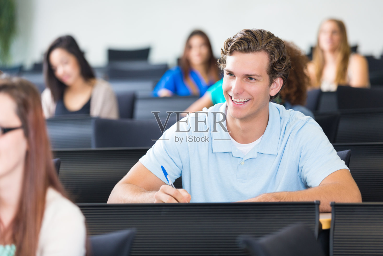 高中生或大学生在课堂上记笔记照片摄影图片