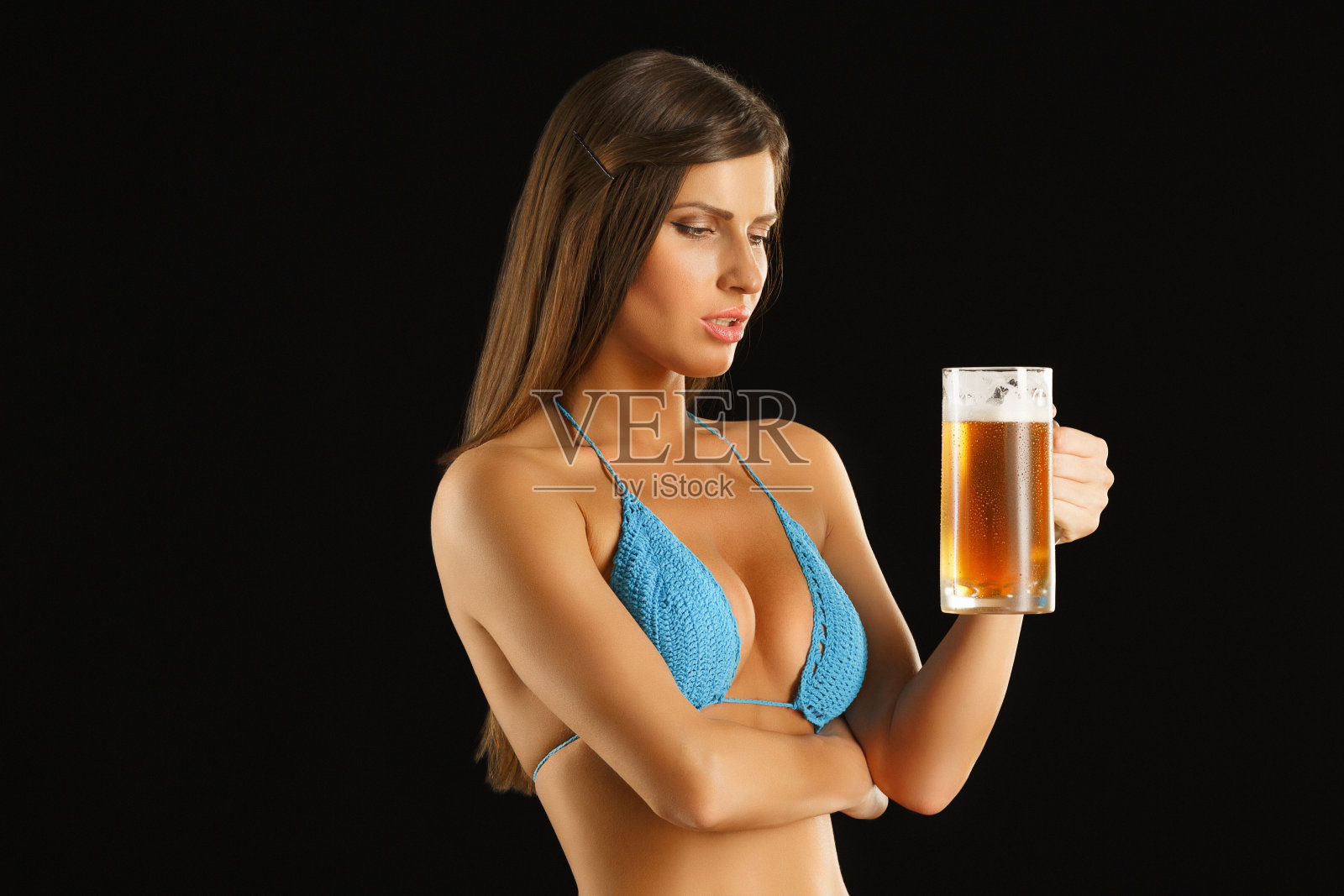 性感的啤酒有吸引力的年轻女人有一个冰镇啤酒杯照片摄影图片