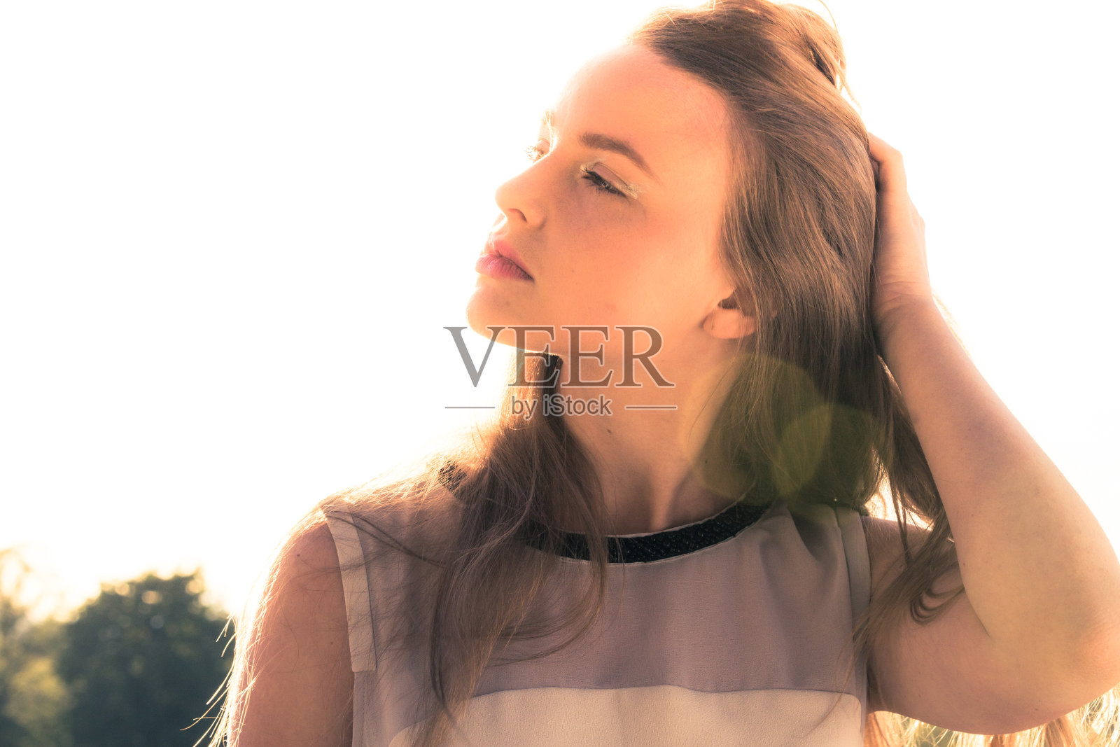 挽着头发的巴黎女孩照片摄影图片