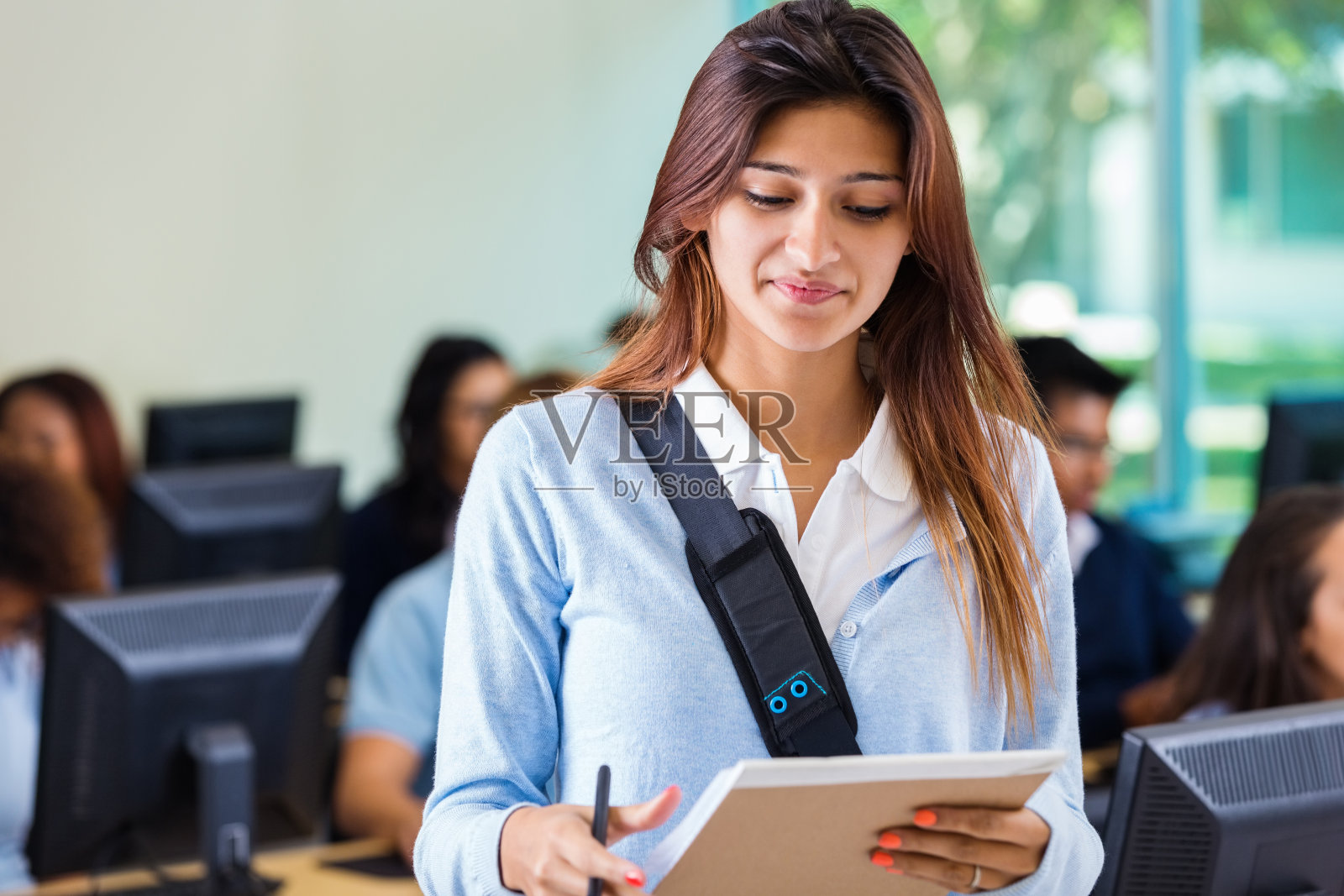 学生在私立大学预科班复习作业照片摄影图片