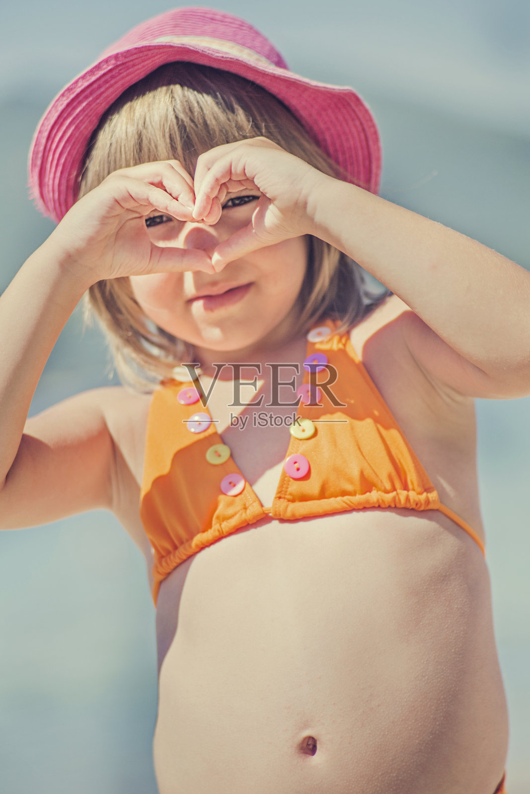 可爱的女孩在度假照片摄影图片