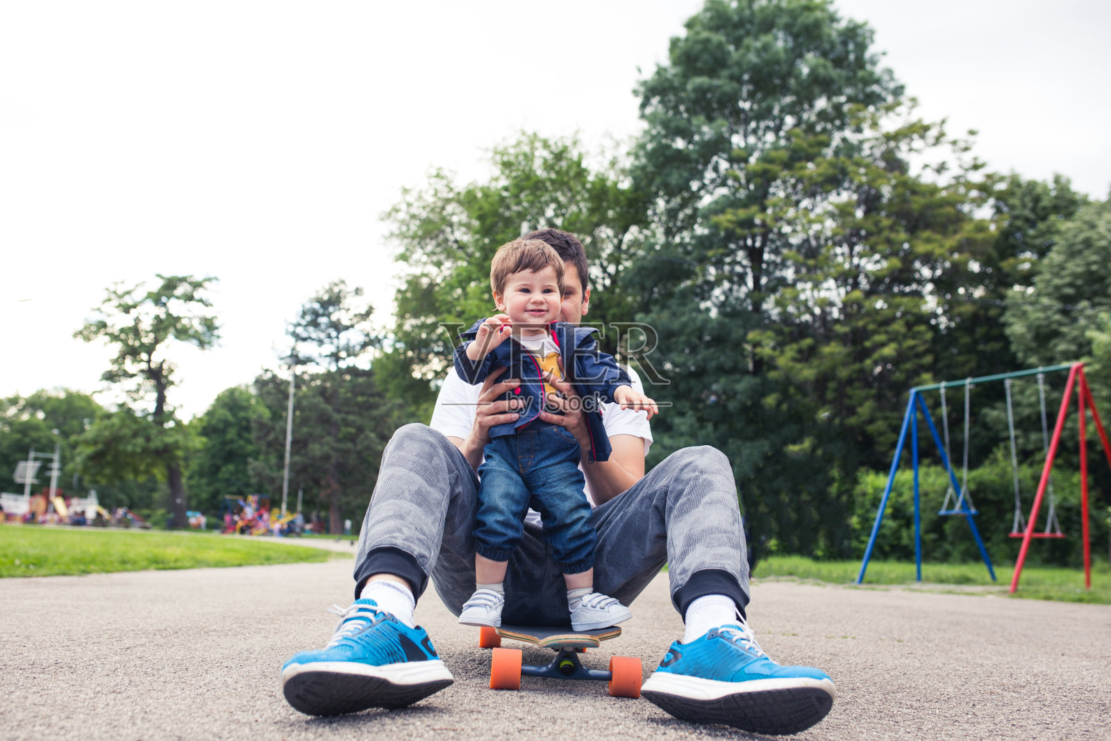 操场上的乐趣照片摄影图片