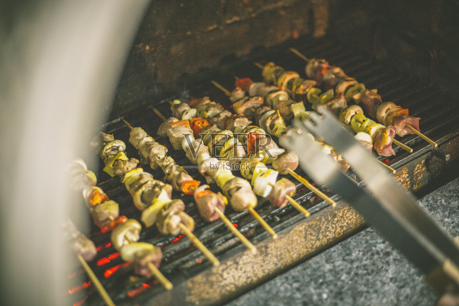 烤香肠、蘑菇和洋葱串照片摄影图片