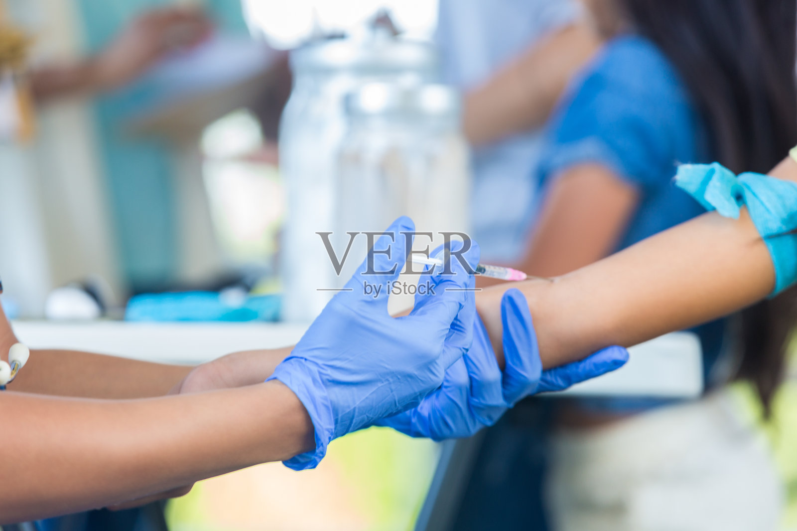 查尔德的胳膊挨了一针照片摄影图片