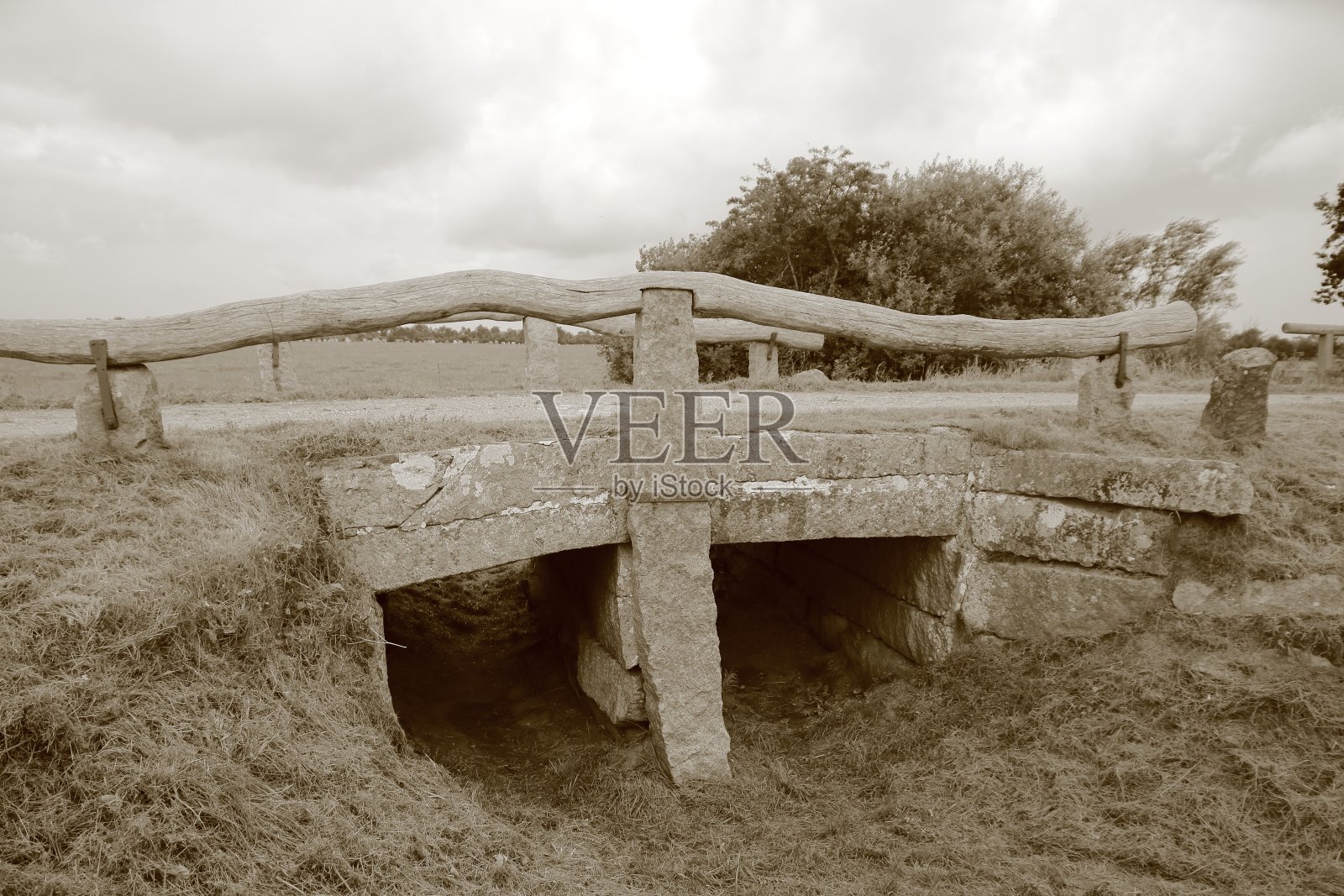 在Hærvejen陆军路上的古老的Immervad Bro桥照片摄影图片