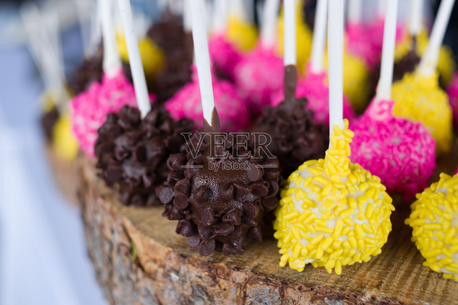 甜点桌有蛋糕、棒棒糖、饼干和糖果。照片摄影图片