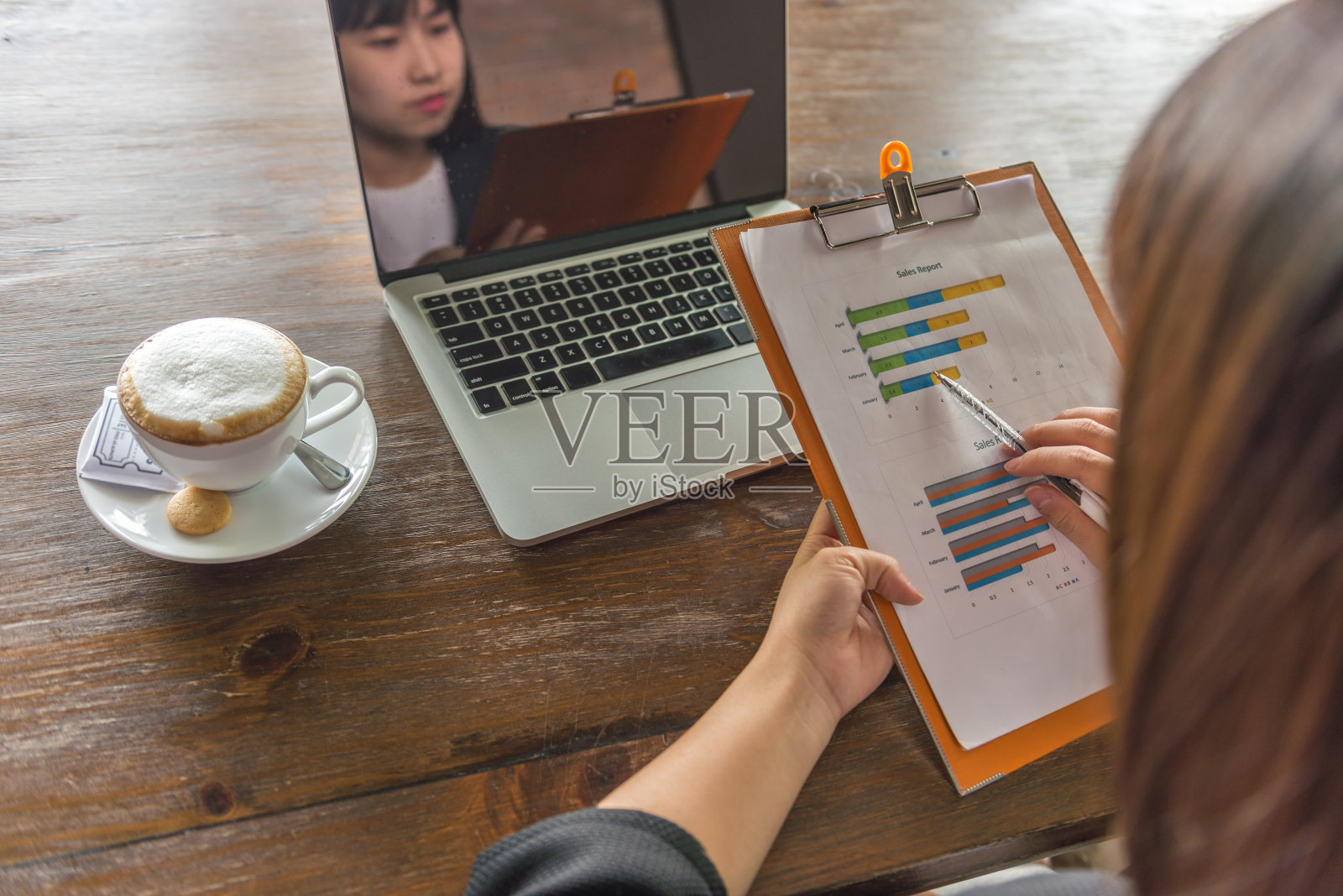 年轻的女商人专注于检查报告和数据照片摄影图片