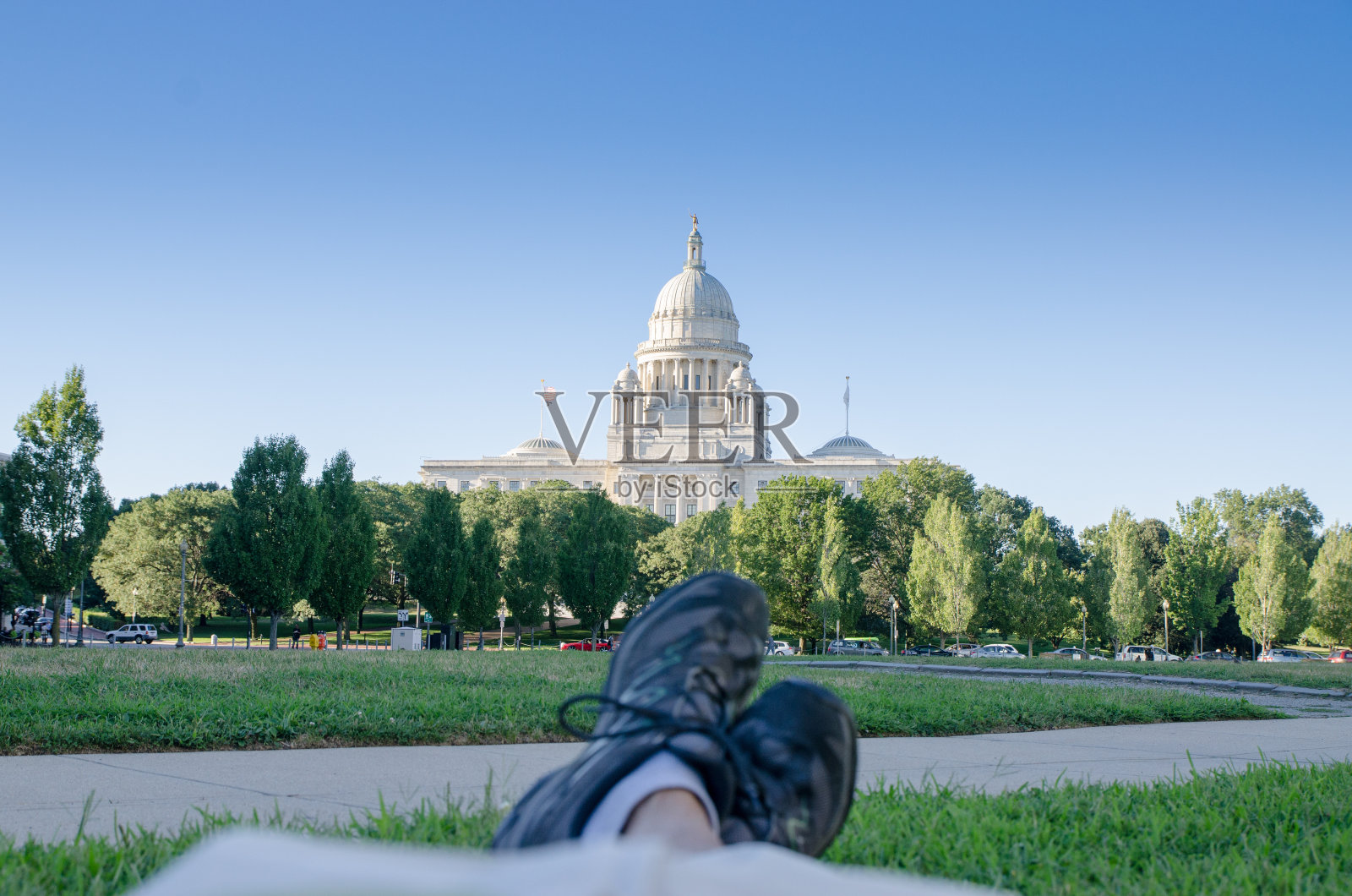 在普罗维登斯州议会大厦前的公园里休息照片摄影图片