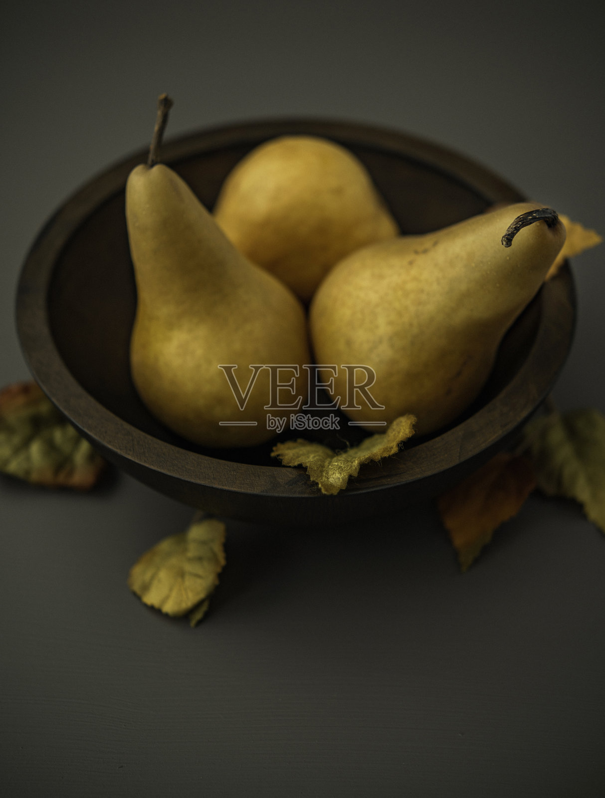 感恩节静物。有机梨与秋叶照片摄影图片