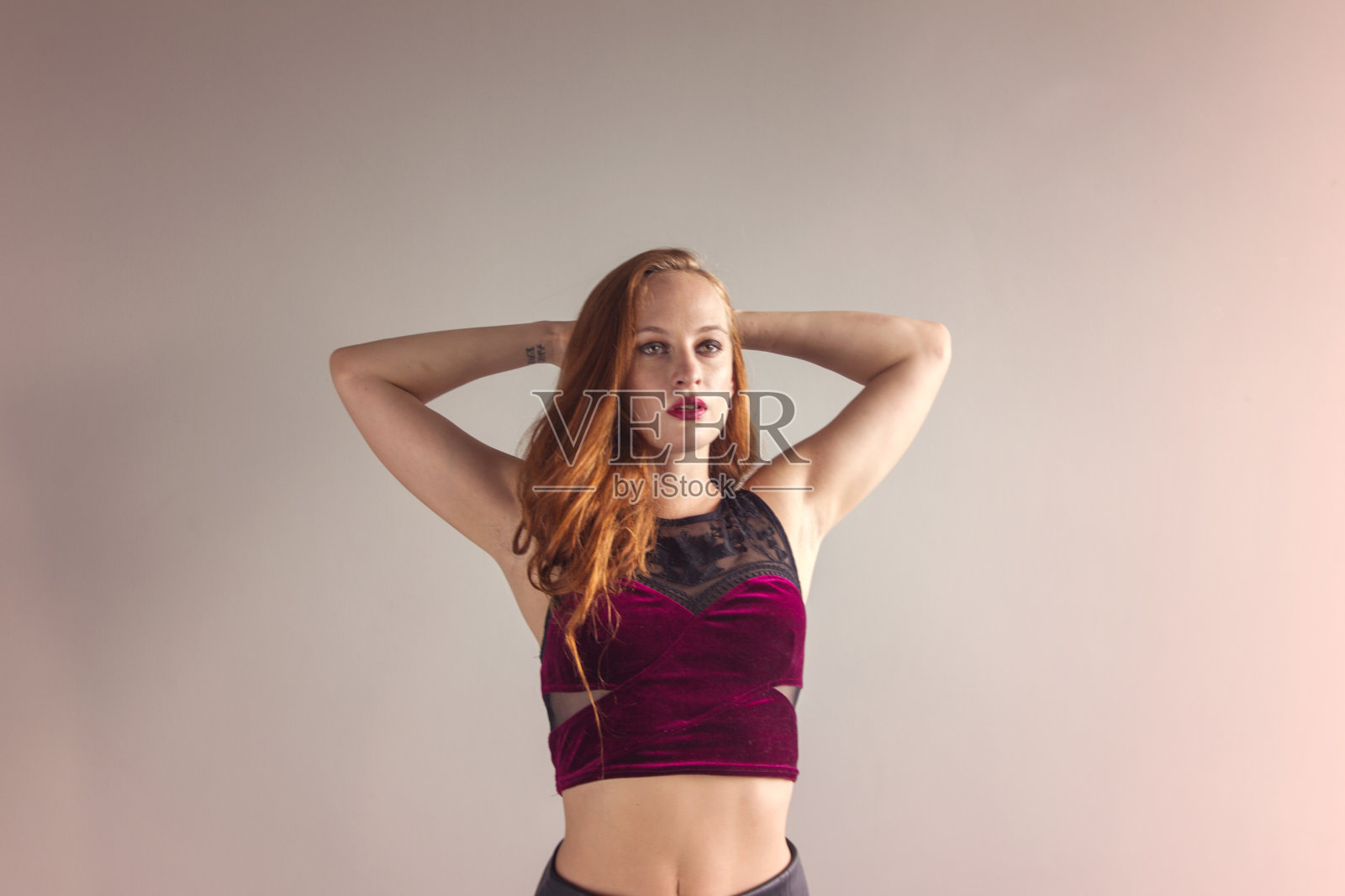 年轻的红发爱尔兰女模特在土耳其伊斯坦布尔摆姿势照片摄影图片