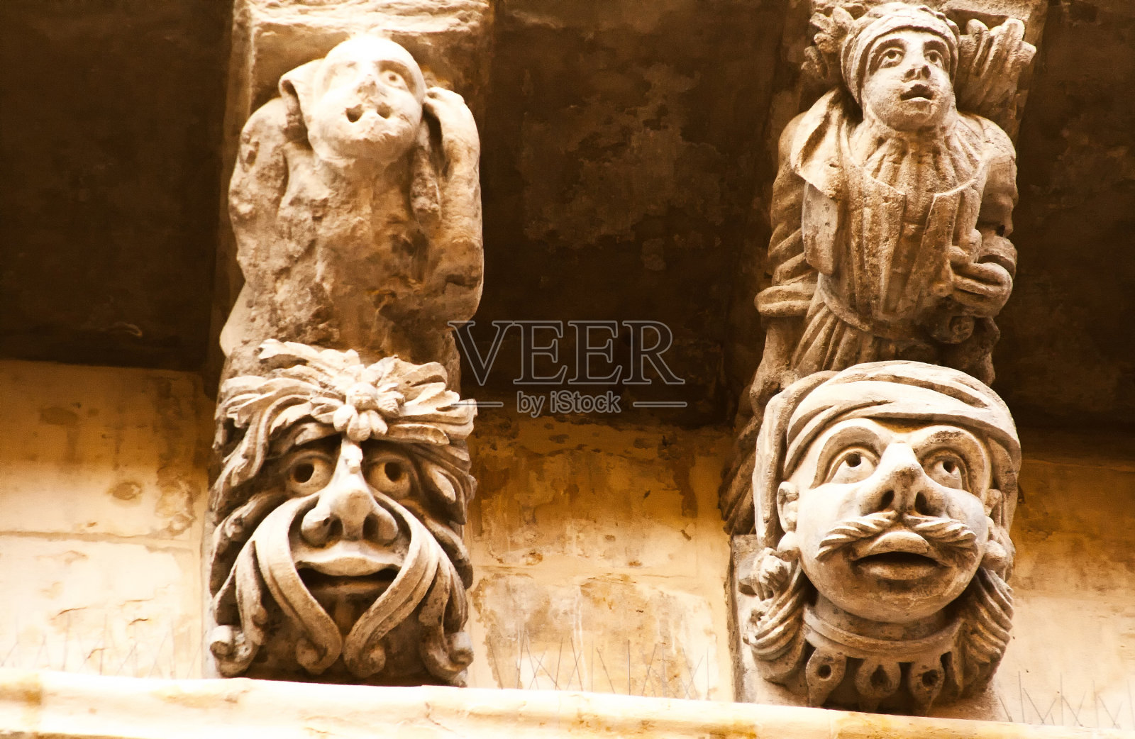 西西里岛拉古萨伊布拉:带有怪诞图案的华丽巴洛克式阳台照片摄影图片