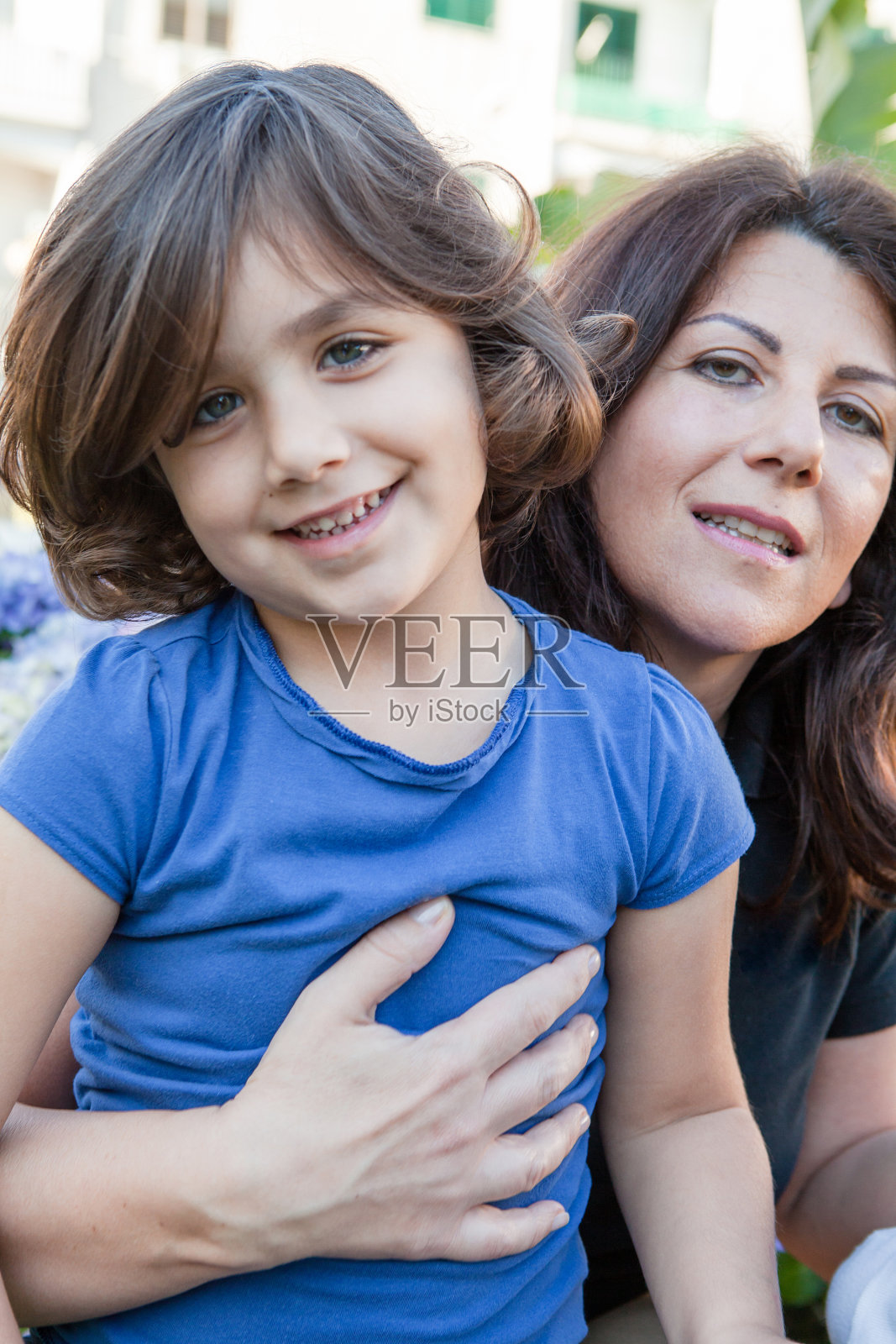 母亲拥抱女儿照片摄影图片
