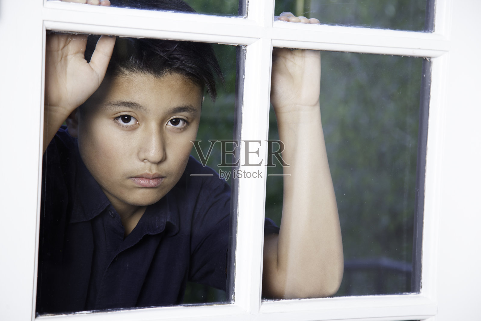 伤心的男孩照片摄影图片