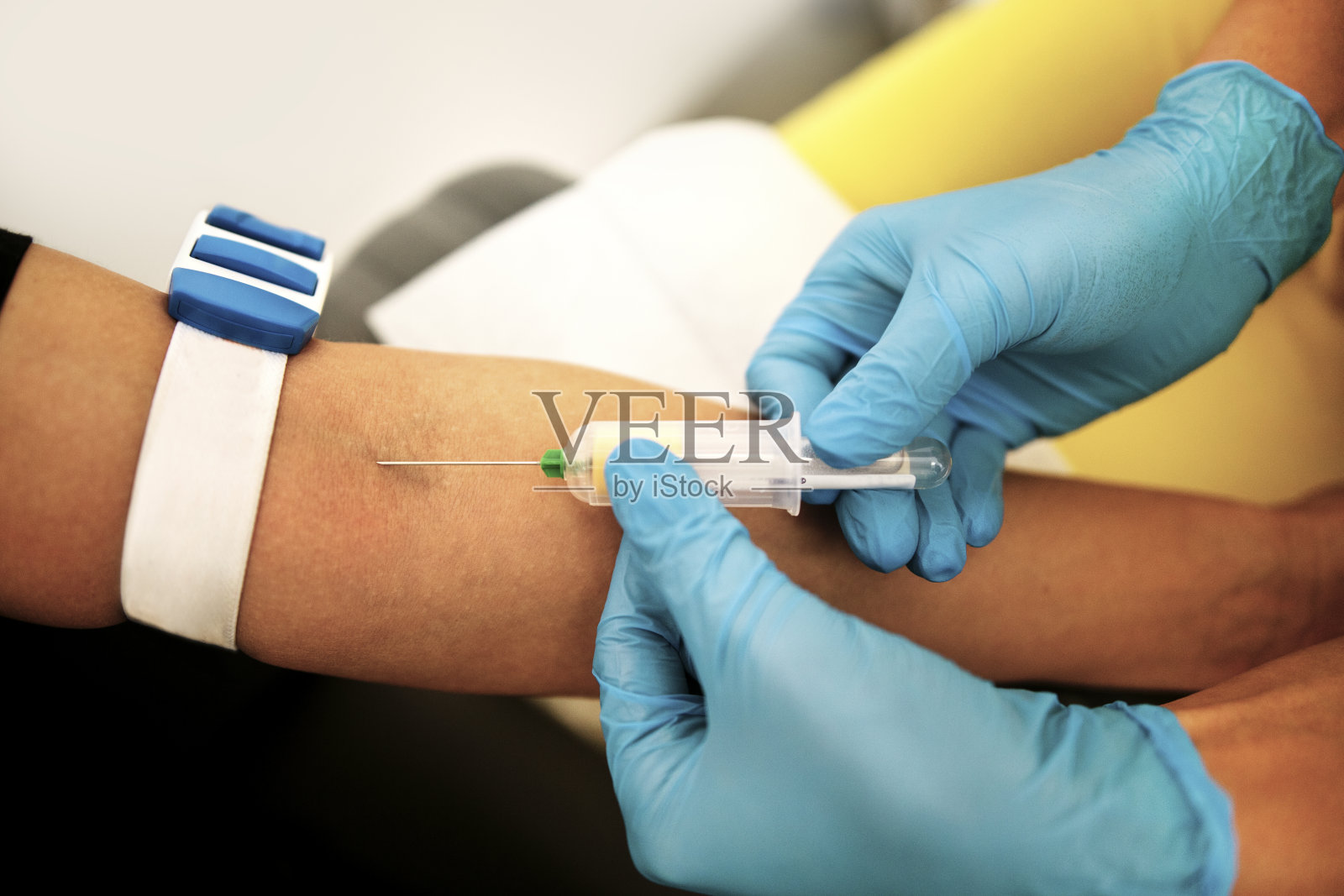 护士在为病人采血照片摄影图片