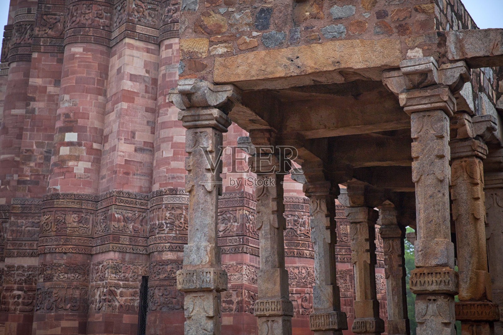 印度Qutab综合体Quwwat ul-Islam清真寺的柱子照片摄影图片