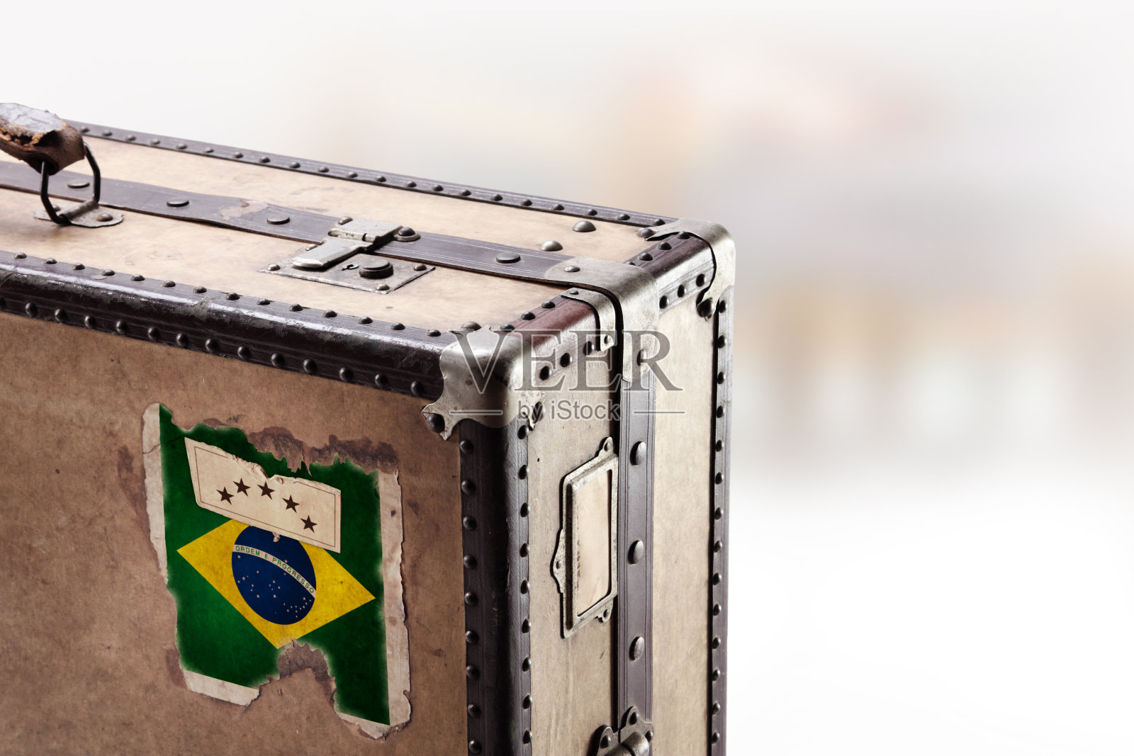 带有巴西国旗的旧皮箱照片摄影图片