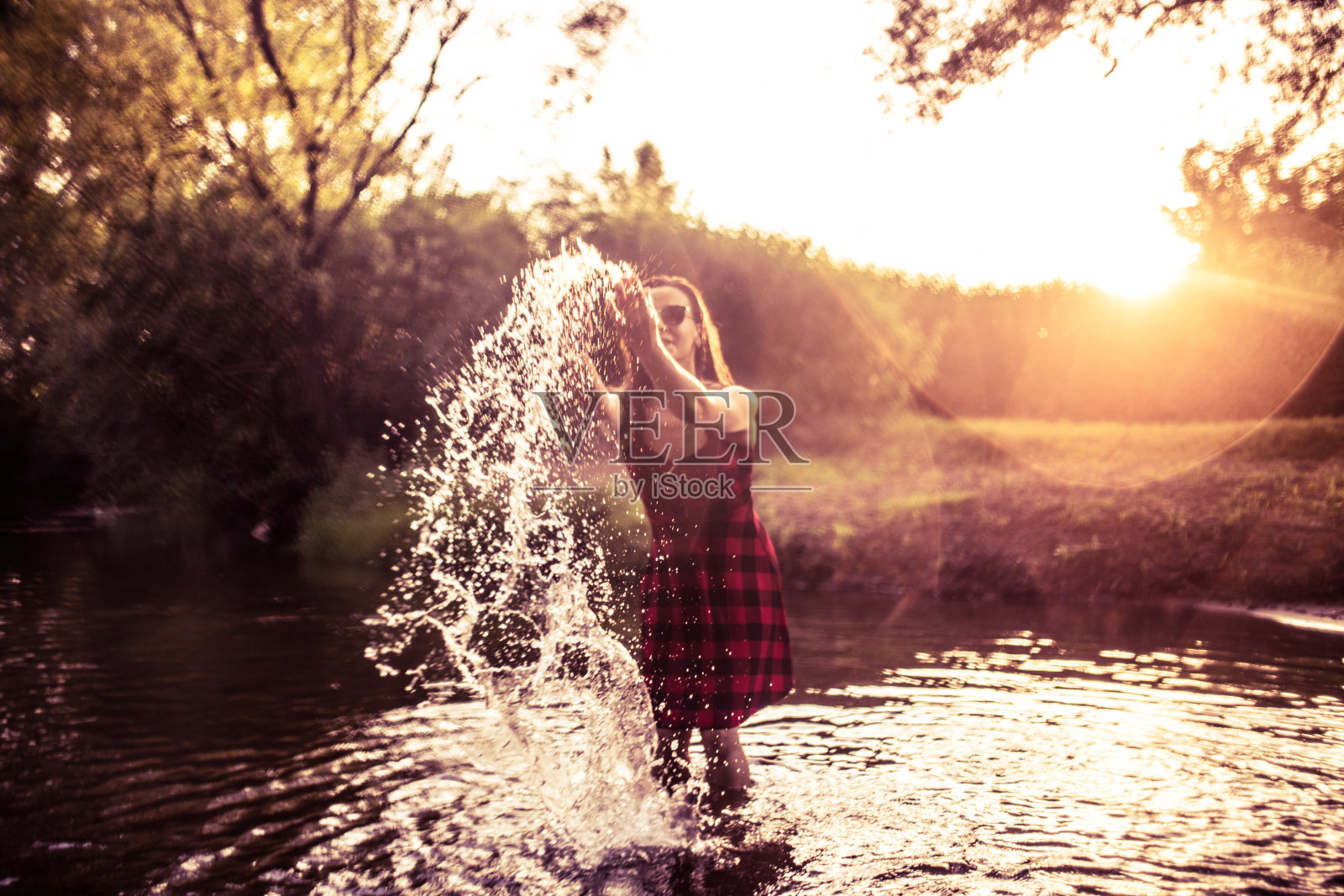 小女孩在河里玩照片摄影图片
