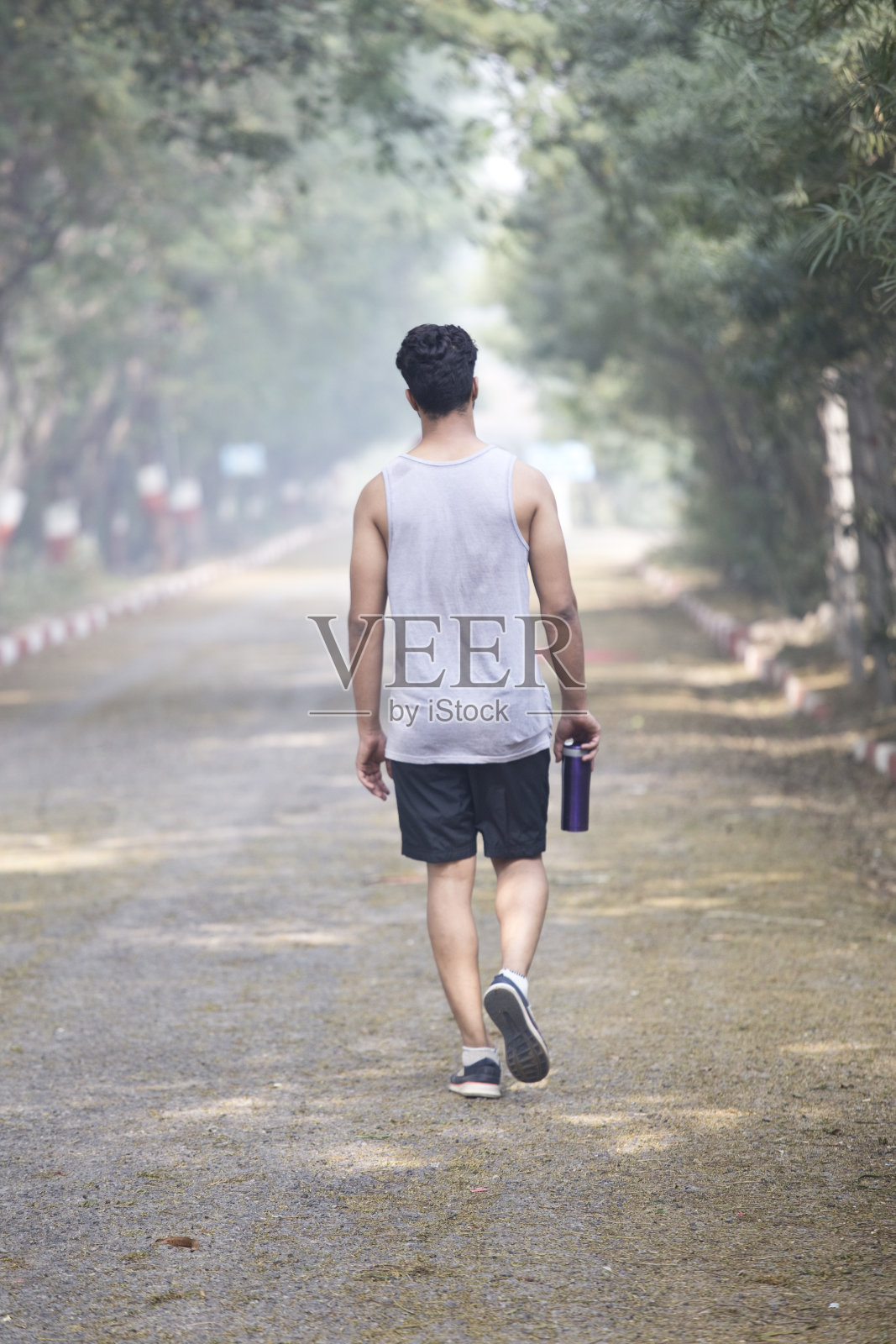 疲惫的男运动员在公园散步照片摄影图片