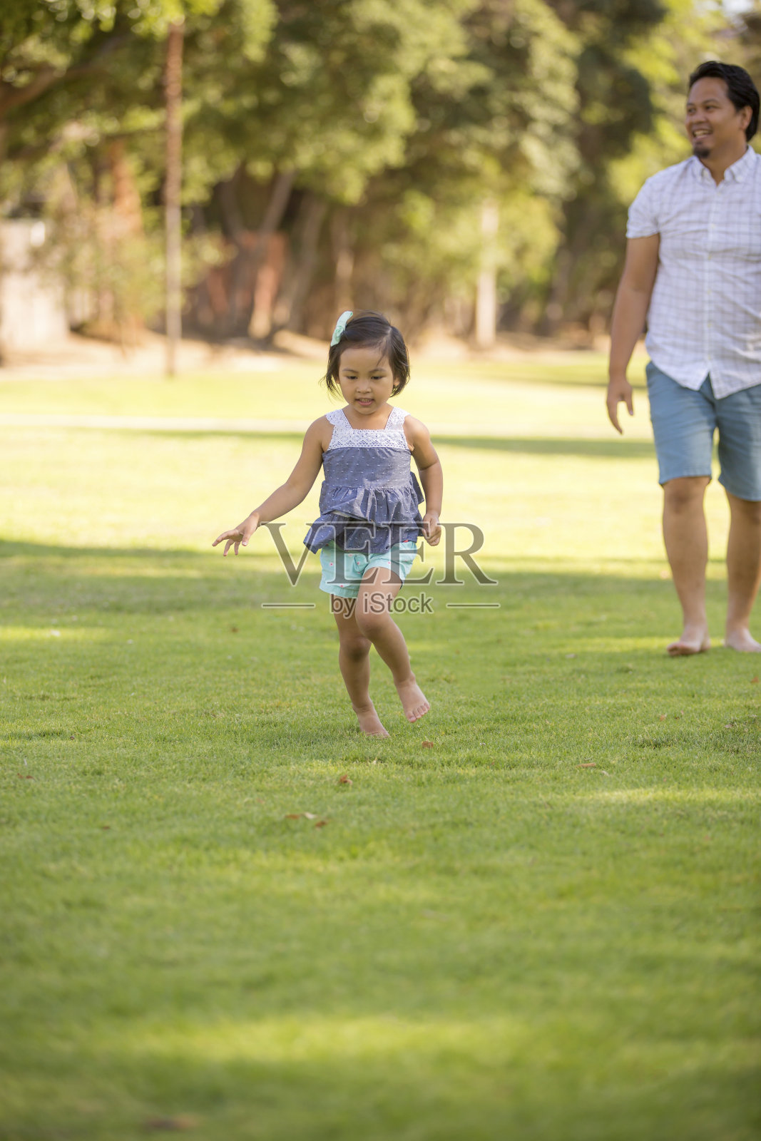美丽的年轻女孩在公园里跑步照片摄影图片