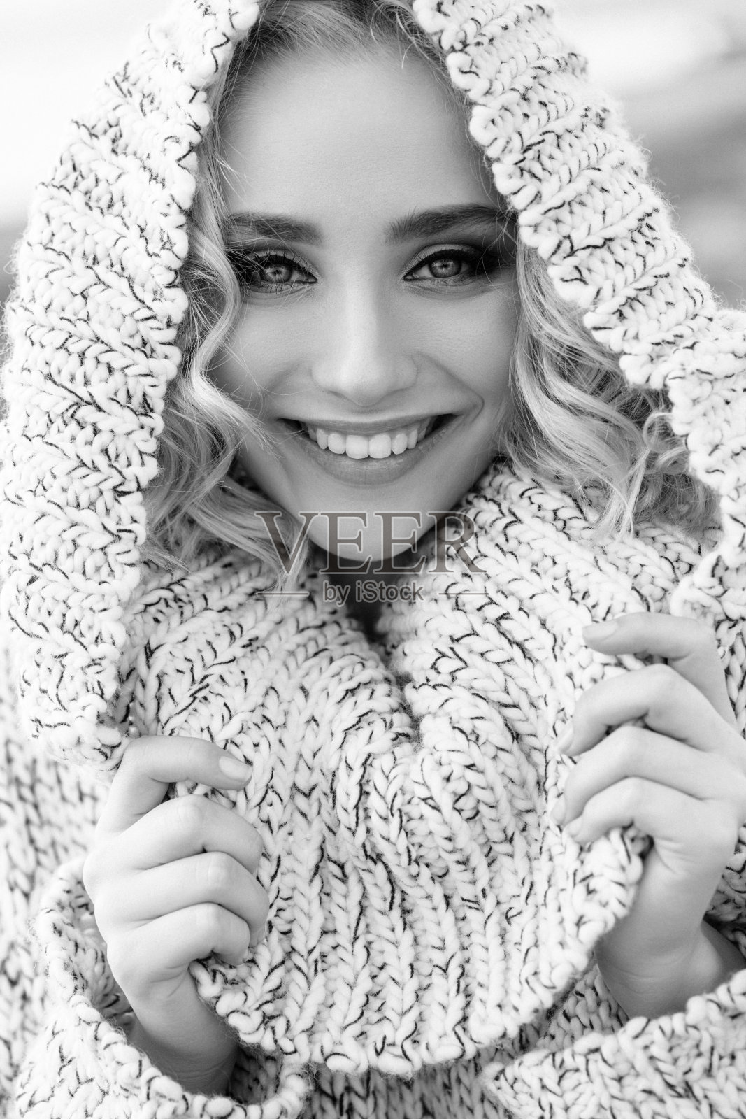 穿着冬天衣服的漂亮女人照片摄影图片