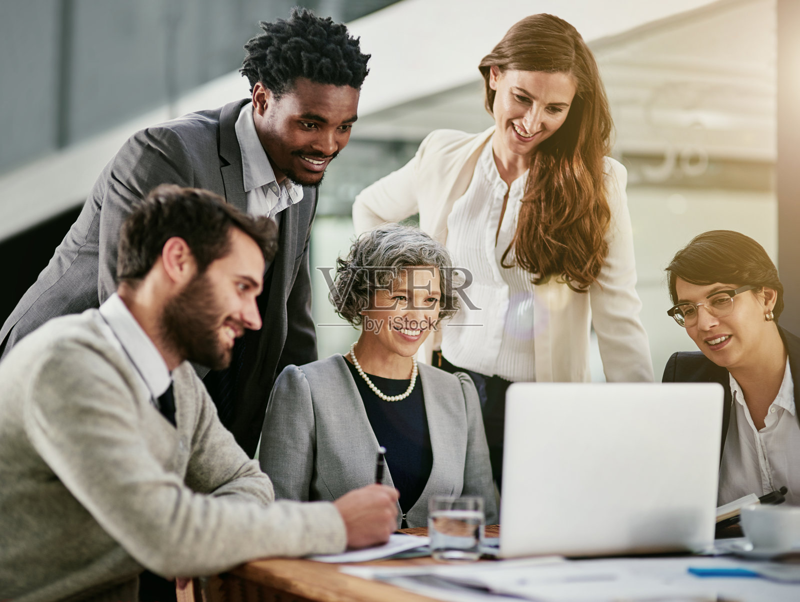 这个项目正按照他们的计划进行照片摄影图片