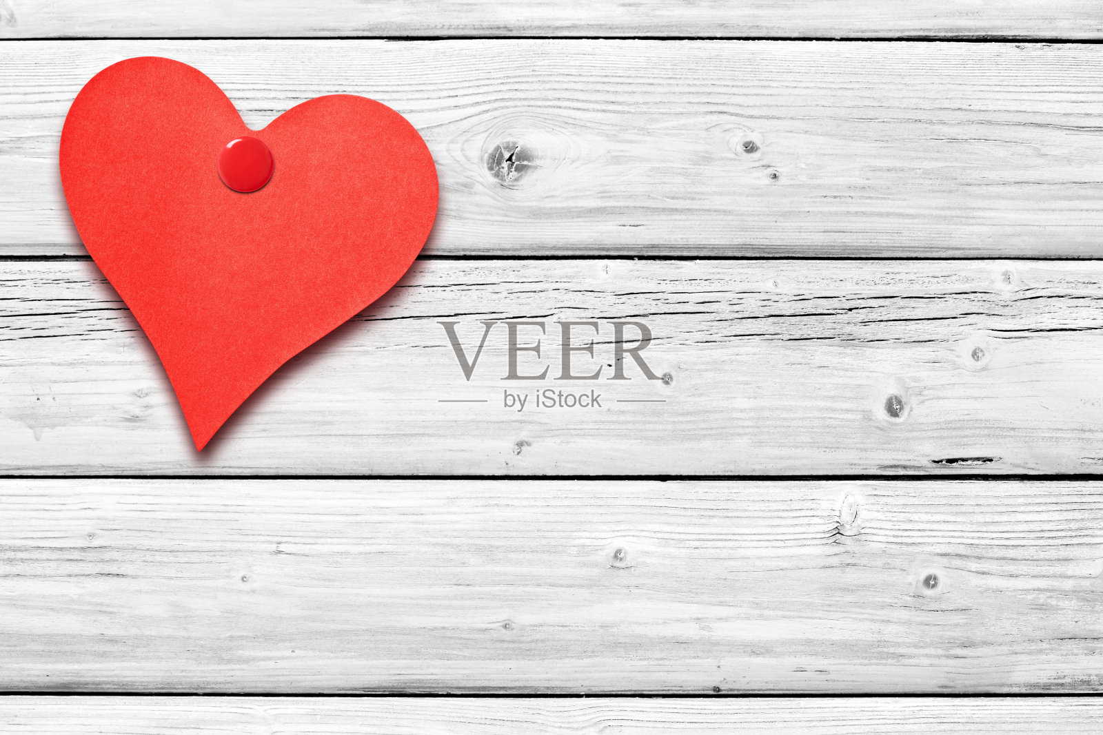 白色风化木墙上的心形音符照片摄影图片