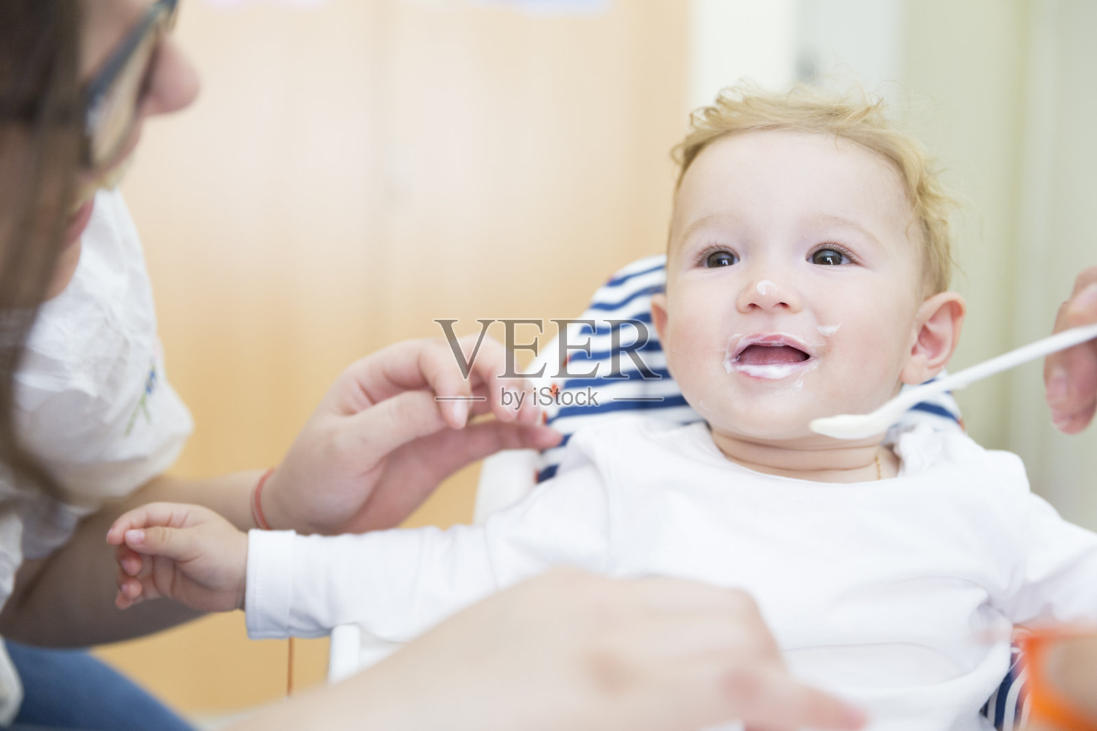 看看你爸爸,亲爱的。张开你的嘴。照片摄影图片