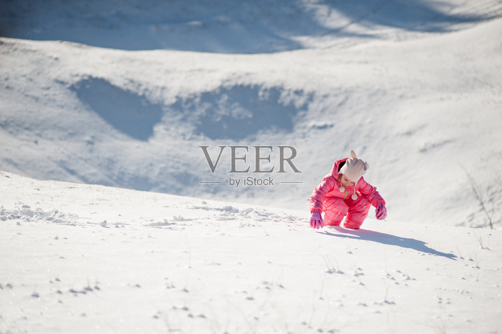 雪中的孩子照片摄影图片