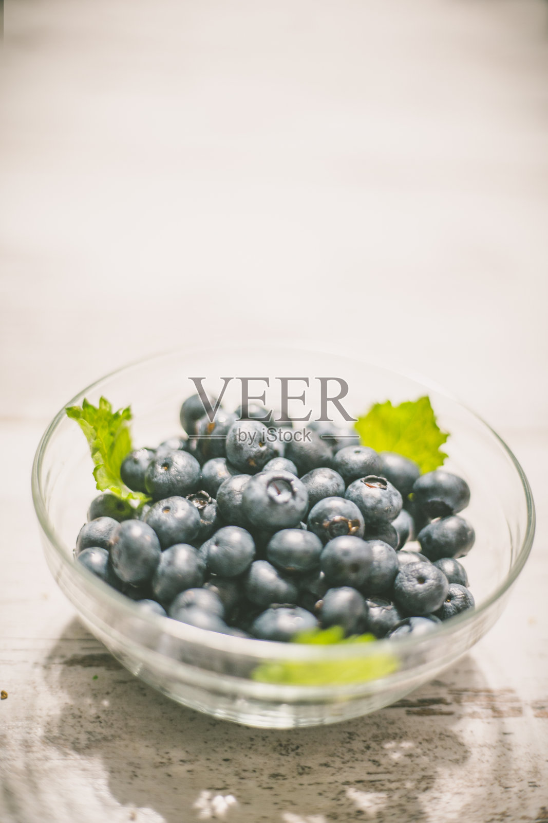 乡村木桌上多汁新鲜的蓝莓照片摄影图片