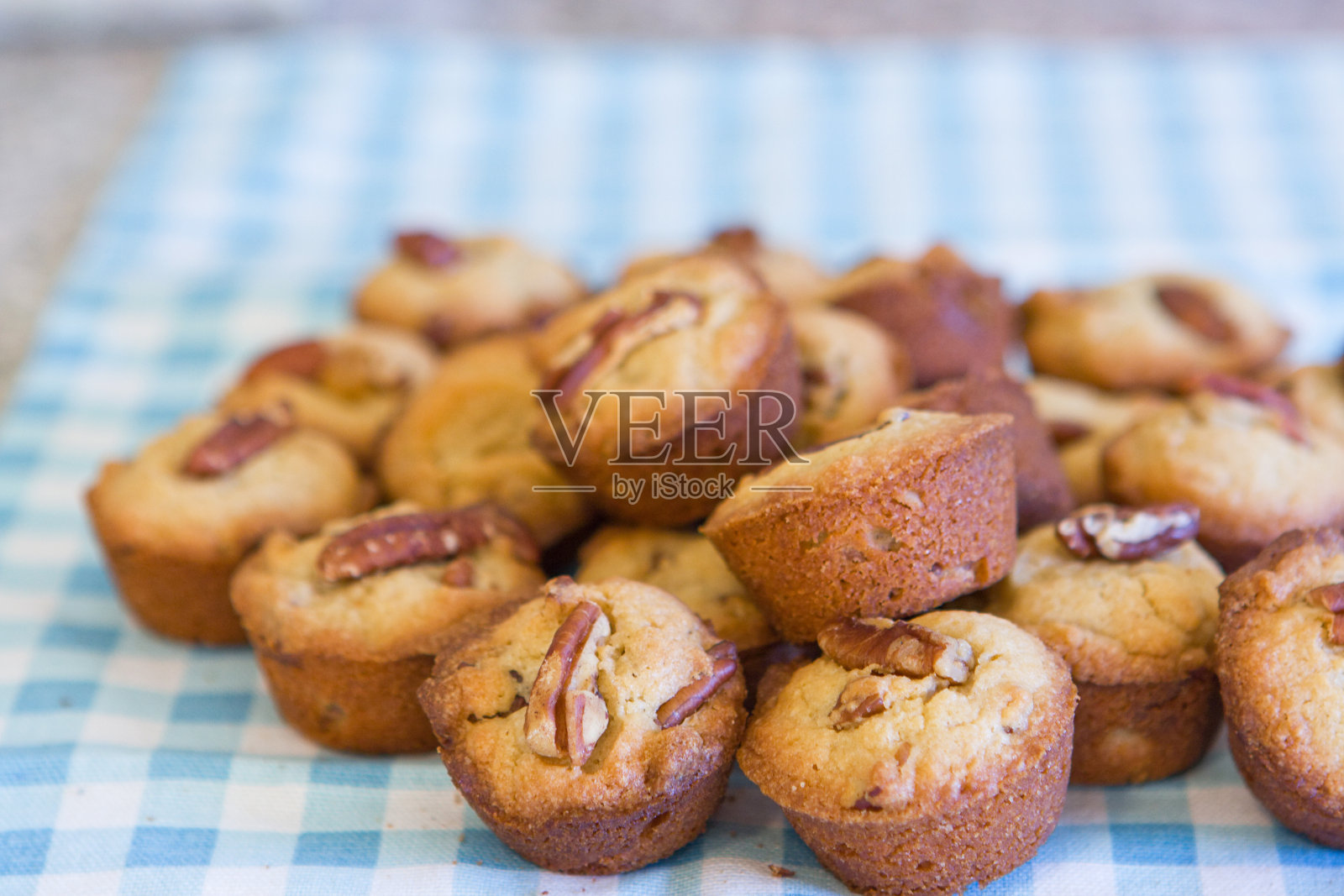 烤山核桃迷你松饼照片摄影图片