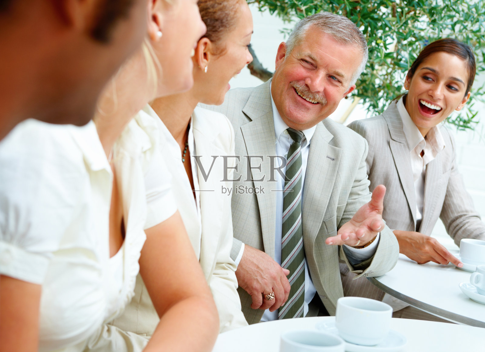 商业伙伴坐在一起喝咖啡照片摄影图片