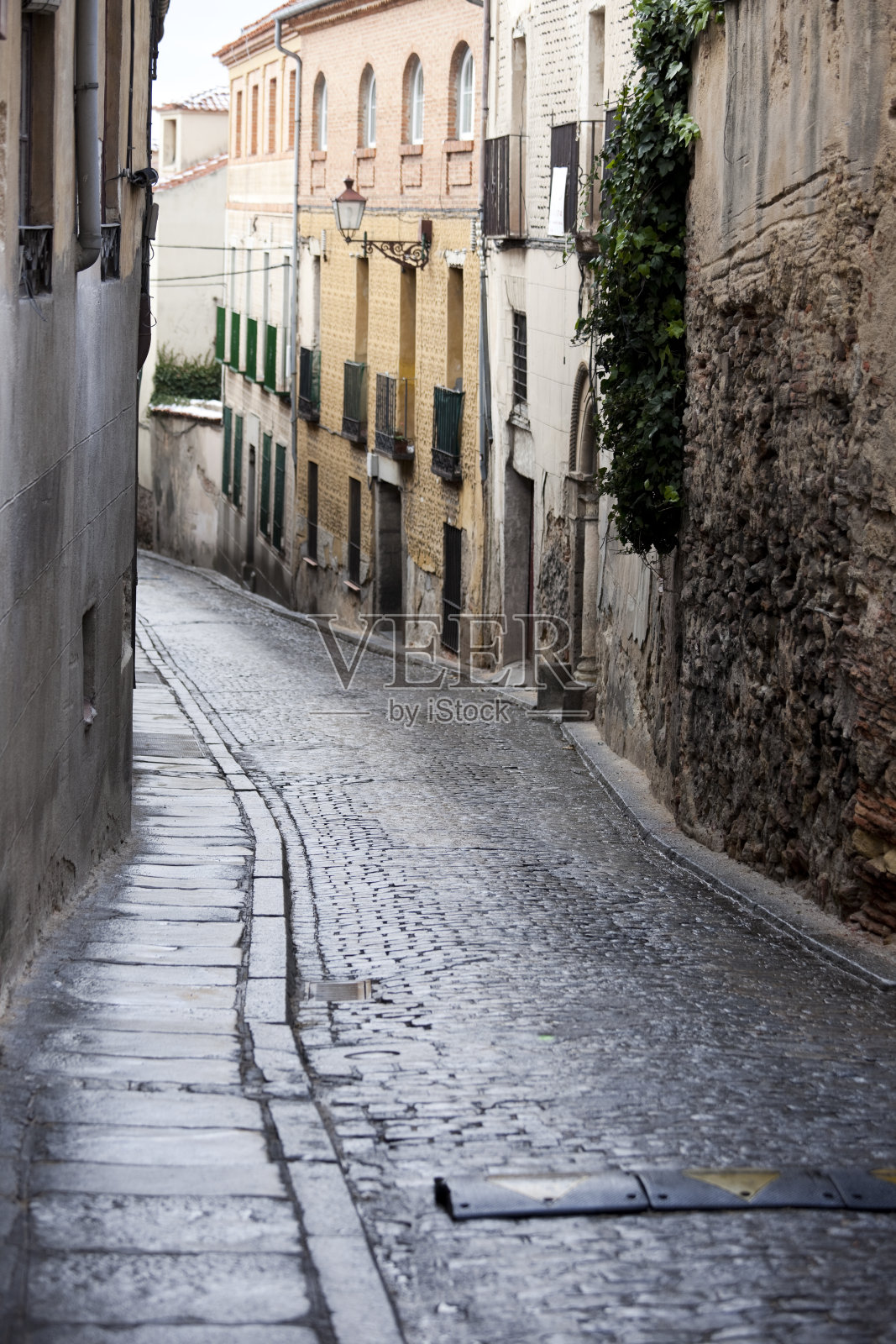 塞戈维亚,西班牙,冬天的欧洲,空荡荡的街道小巷照片摄影图片