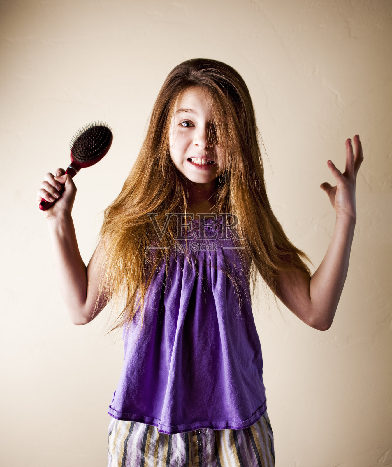 青春期前系列:挫折梳头照片摄影图片