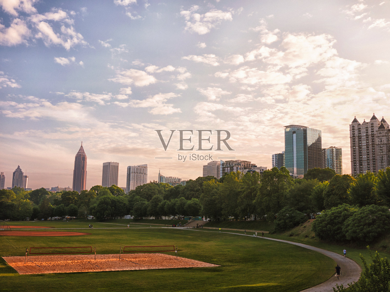 公园上空的亚特兰大天际线照片摄影图片