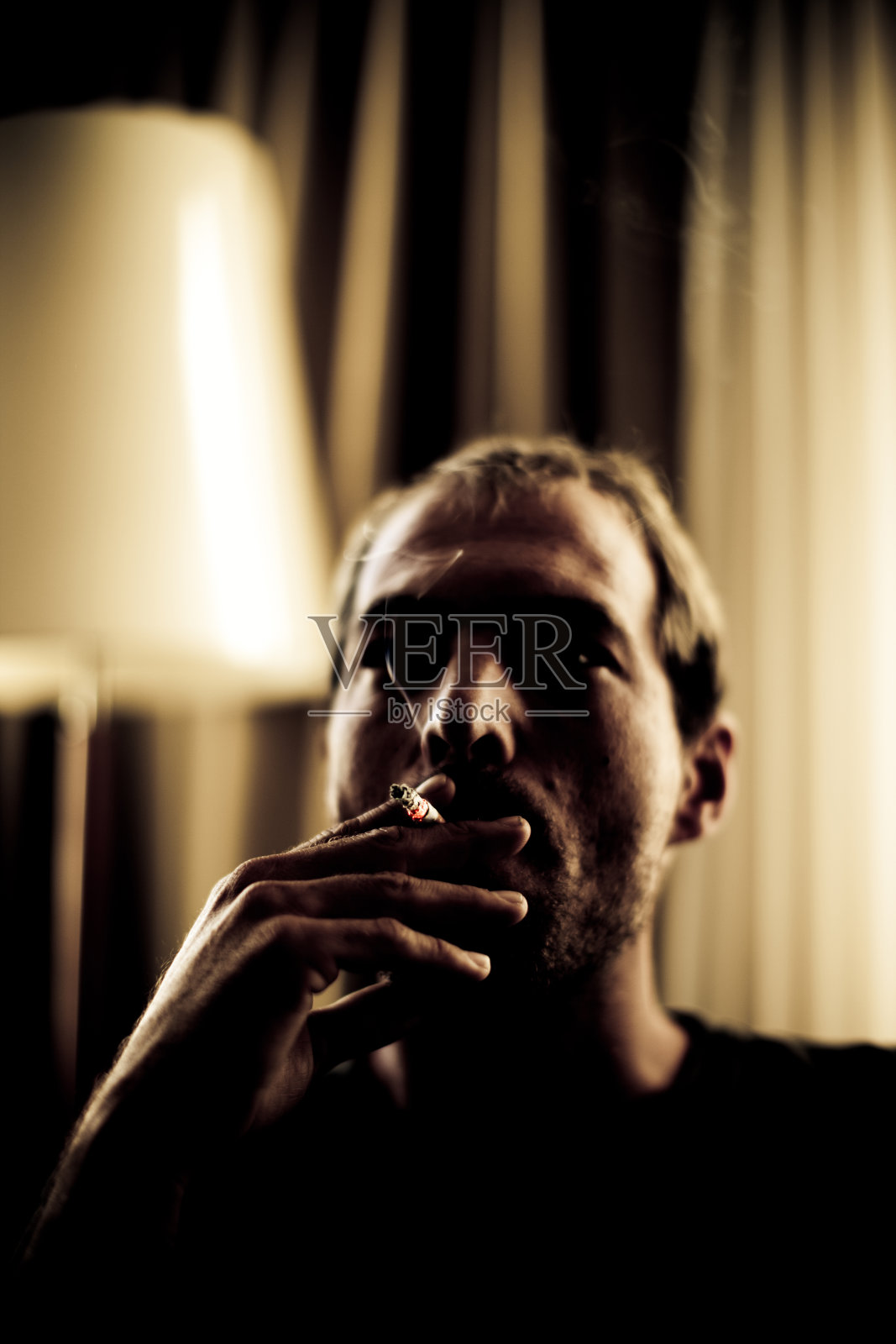 沉思的人照片摄影图片