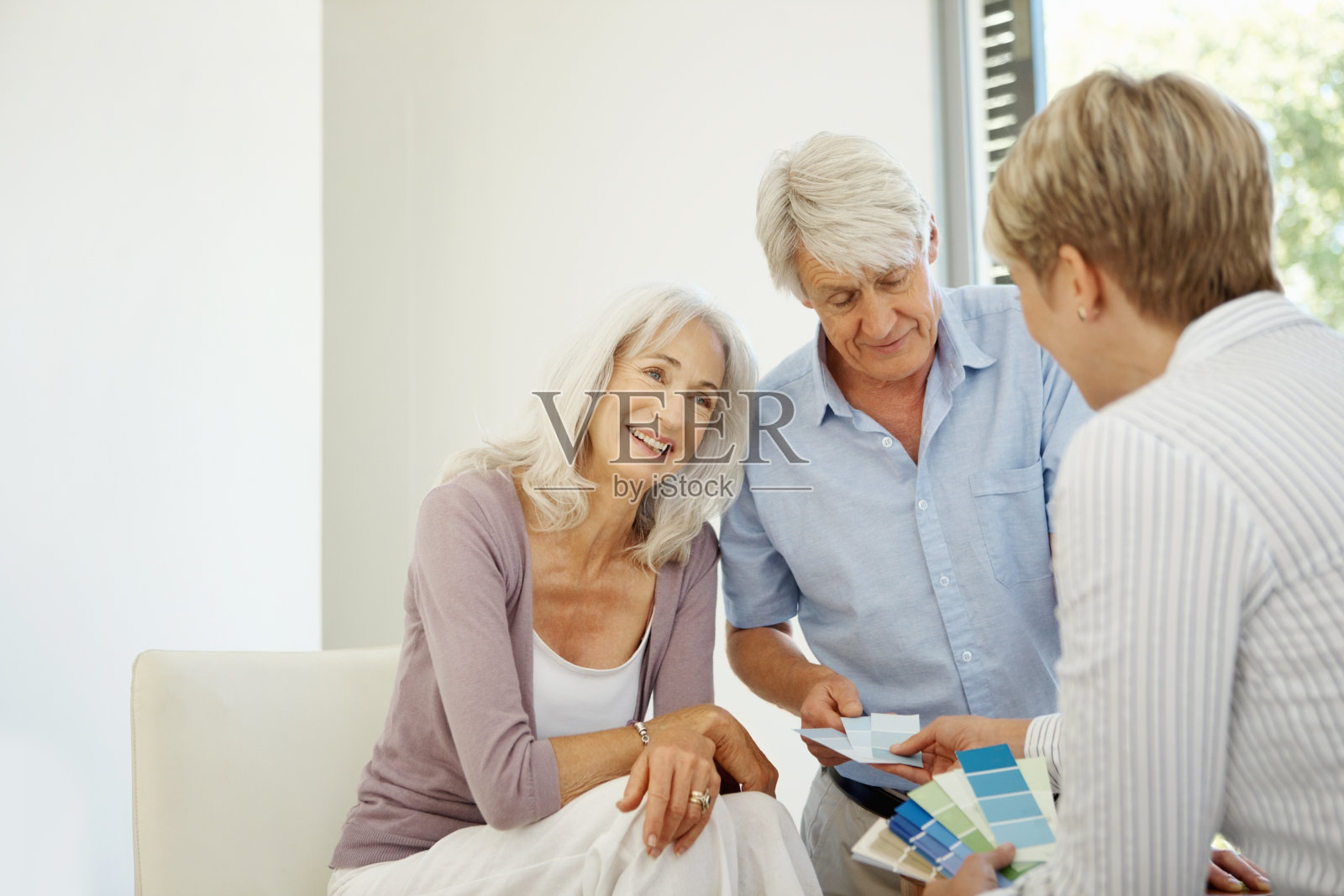 夫妇计划为他们的家与承包商配色方案照片摄影图片