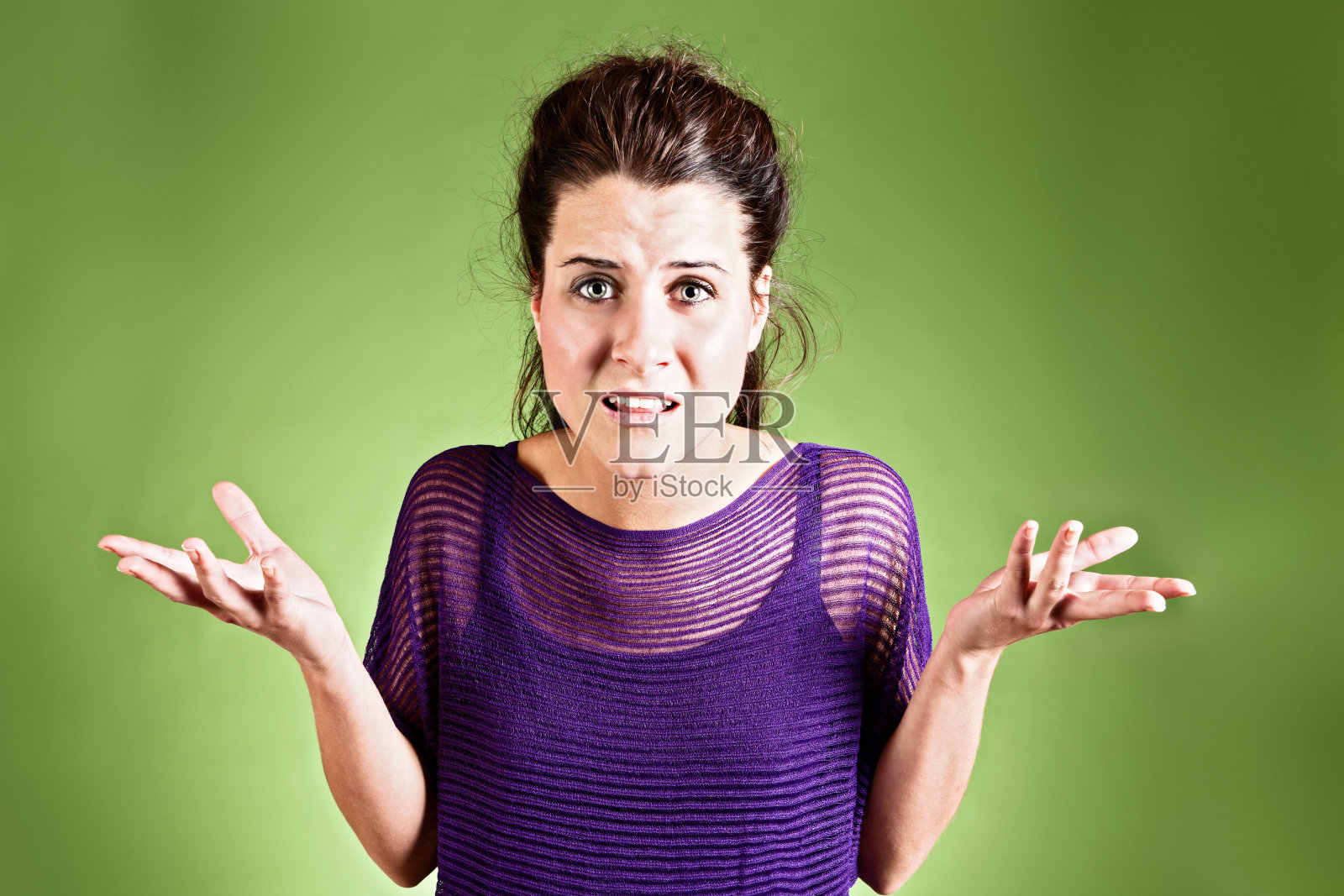 年轻女子似乎困惑和愤怒的手势耸耸肩照片摄影图片