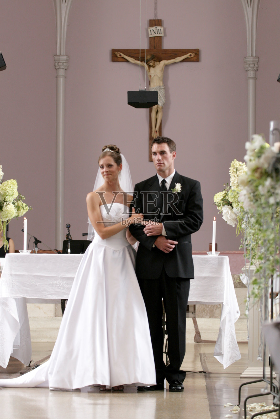 亲密的夫妇新娘和新郎在老教堂走廊肖像照片摄影图片