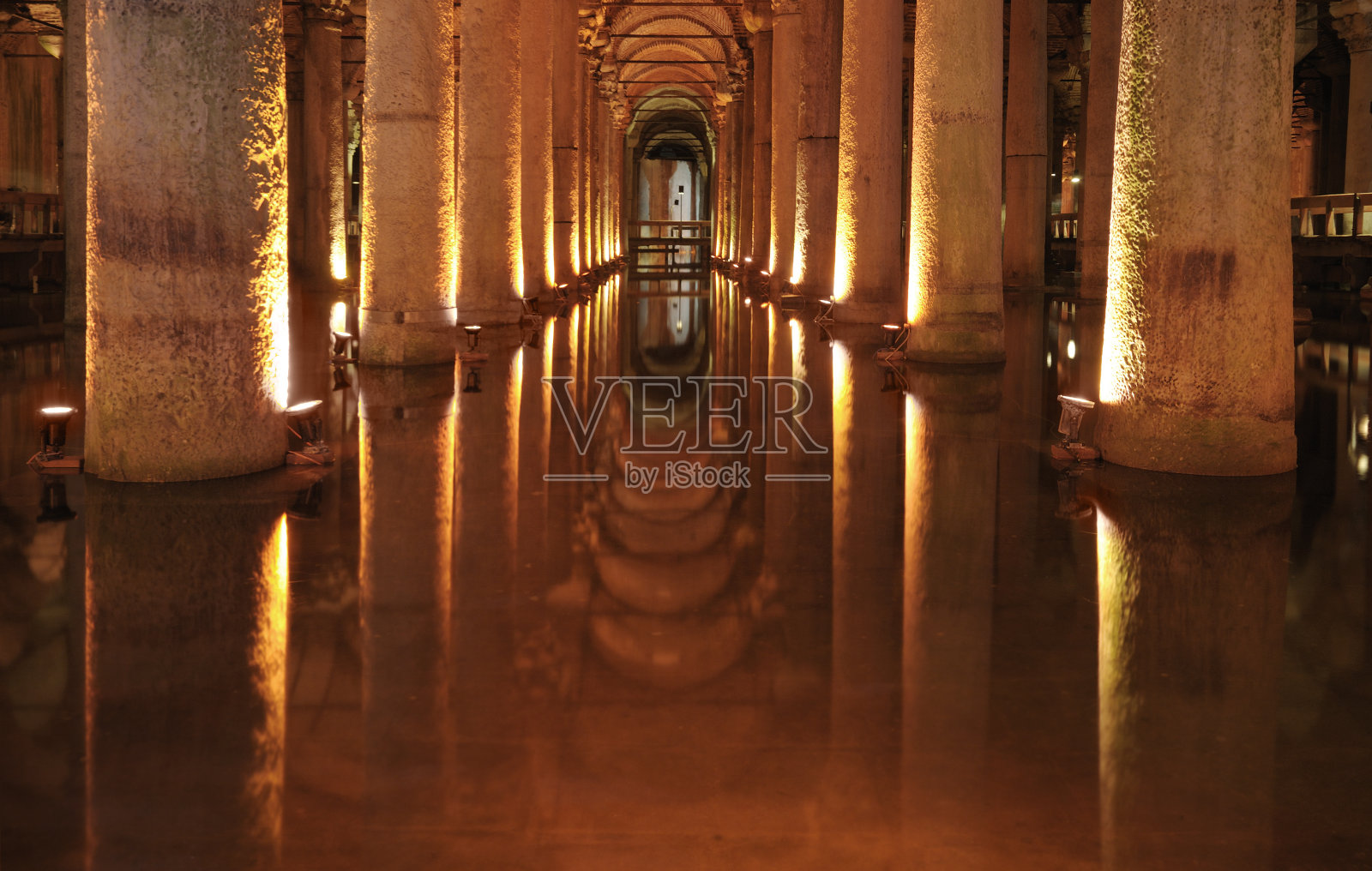 长方形教堂水池,土耳其伊斯坦布尔照片摄影图片