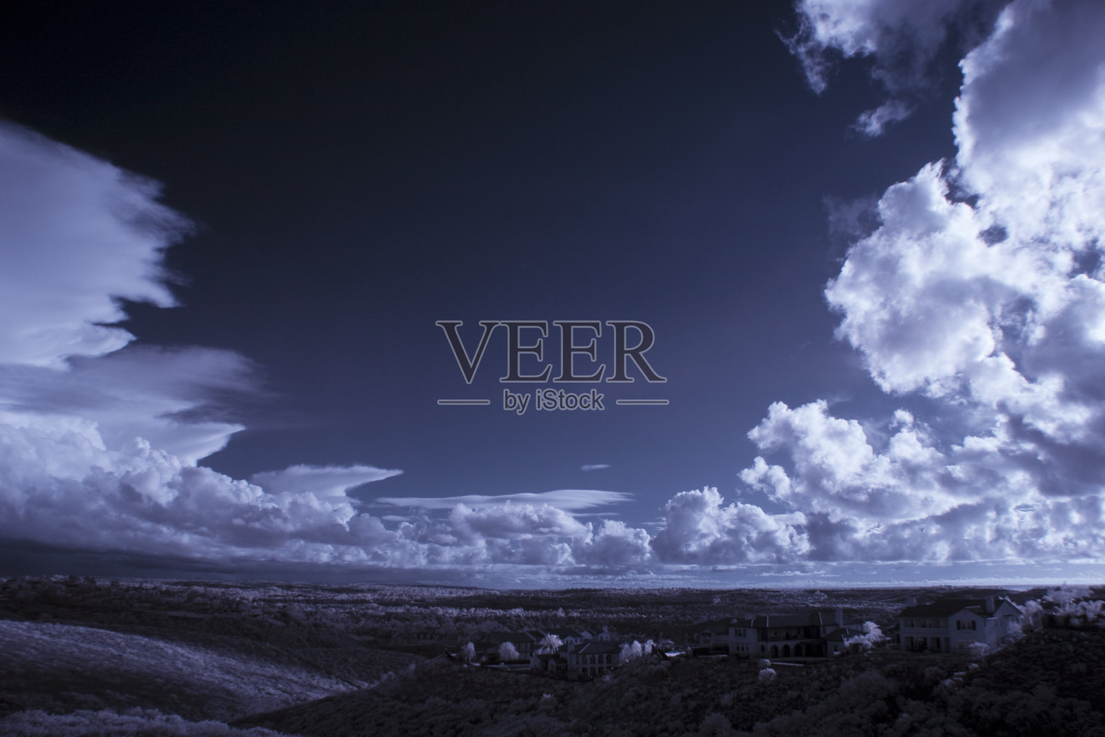 穆迪天空投下阴影的山,数字红外,Copyspace照片摄影图片