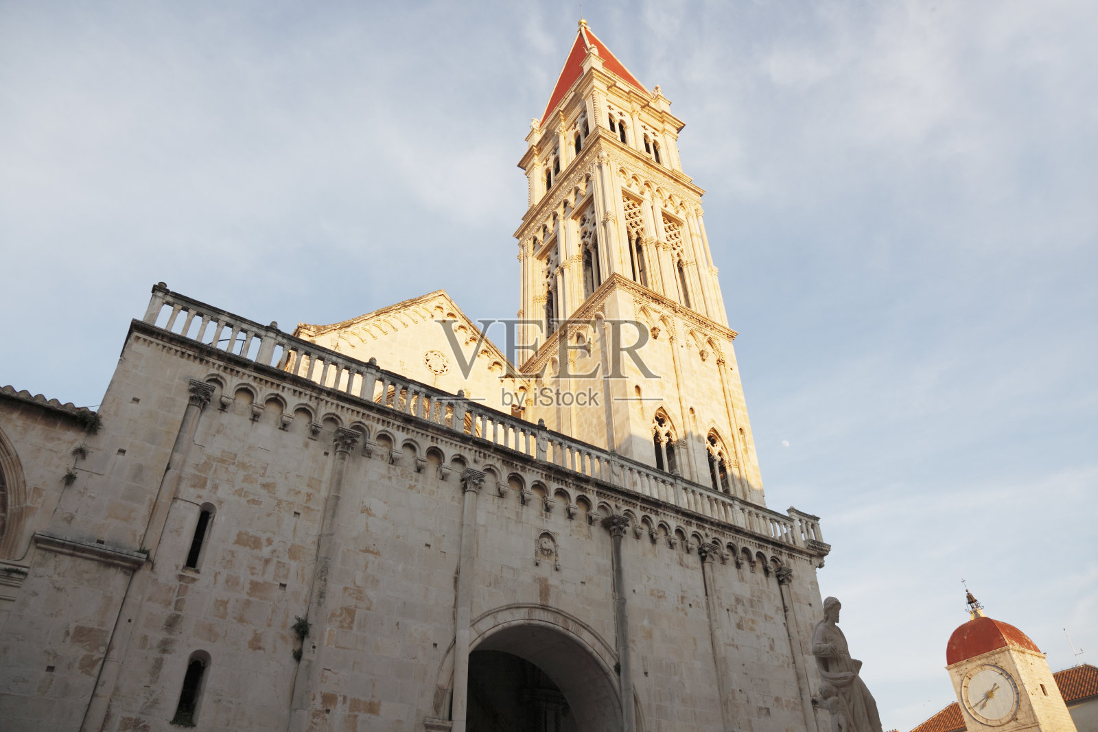 克罗地亚特罗吉尔的历史悠久的地中海教堂钟楼照片摄影图片